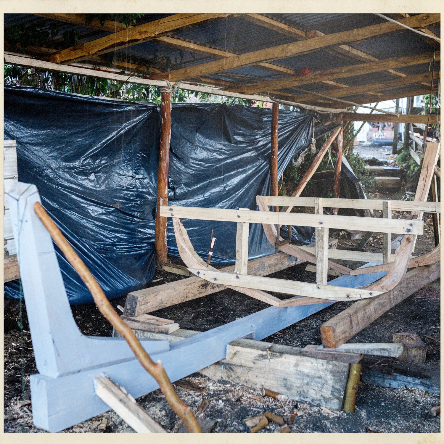 Bote en construcción bajo un cobertizo, en la orilla de Apiao