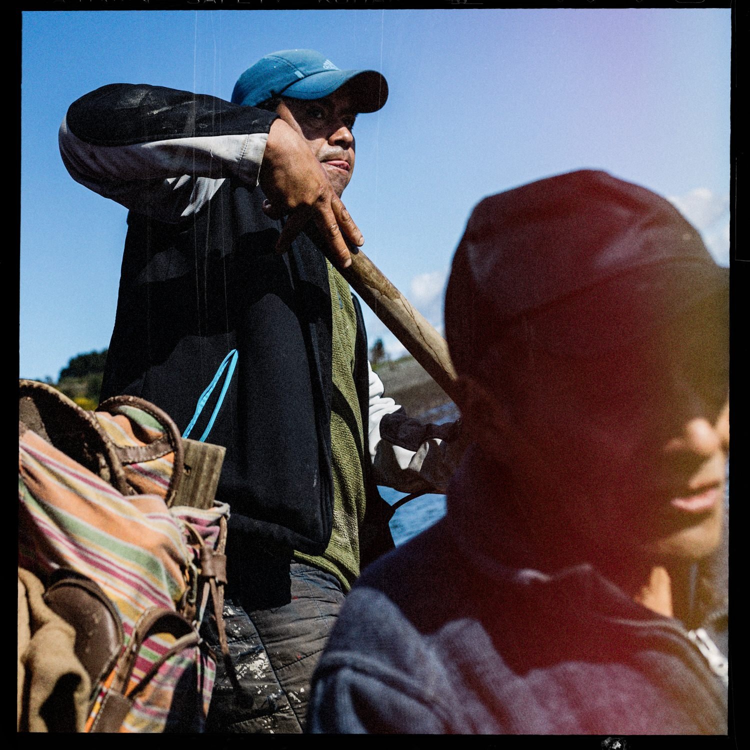 Dos hombres con mochilas y herramientas, de camino en Apiao, en la historia de doña Juana