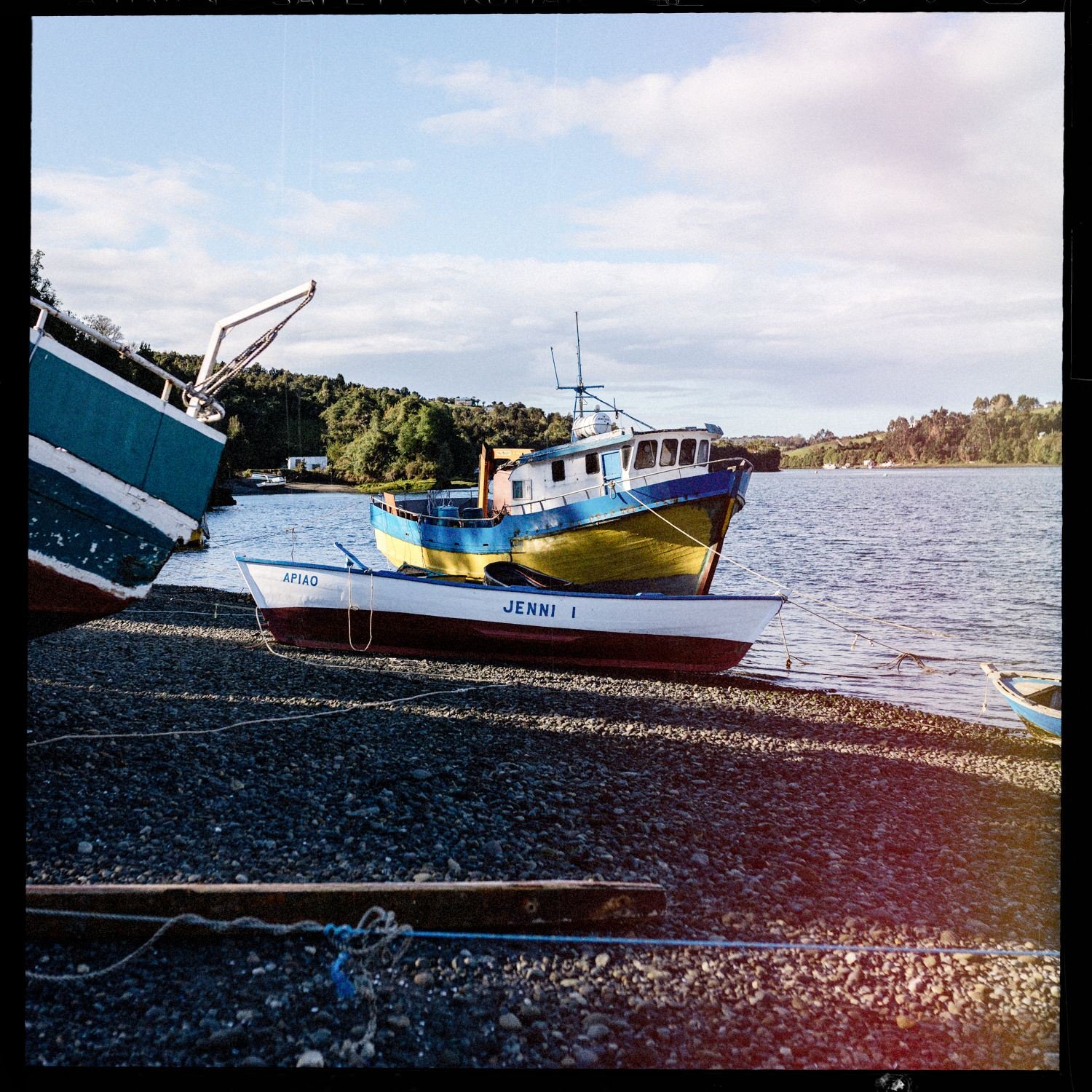 Lanchas de colores en la orilla de la playa de Apiao
