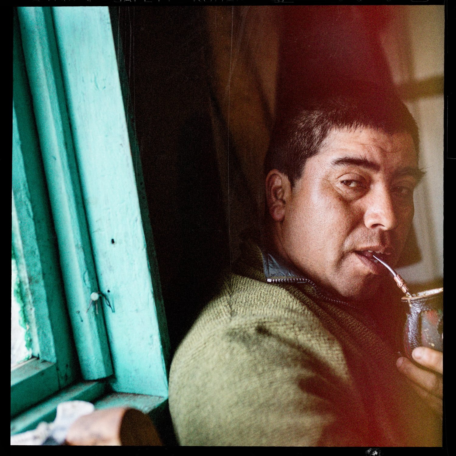Un hombre toma mate junto a una ventana, en la historia de doña Juana, en Apiao