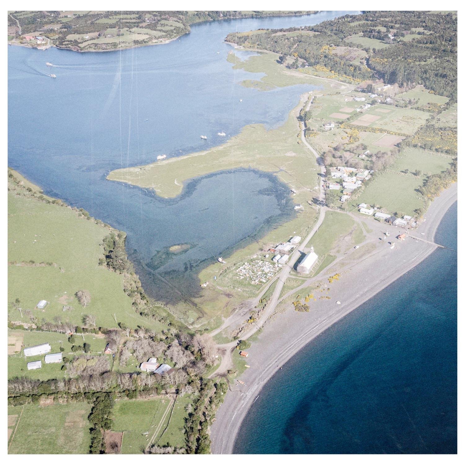 Vista aérea de una bahía de Apiao, con campos verdes y la costa