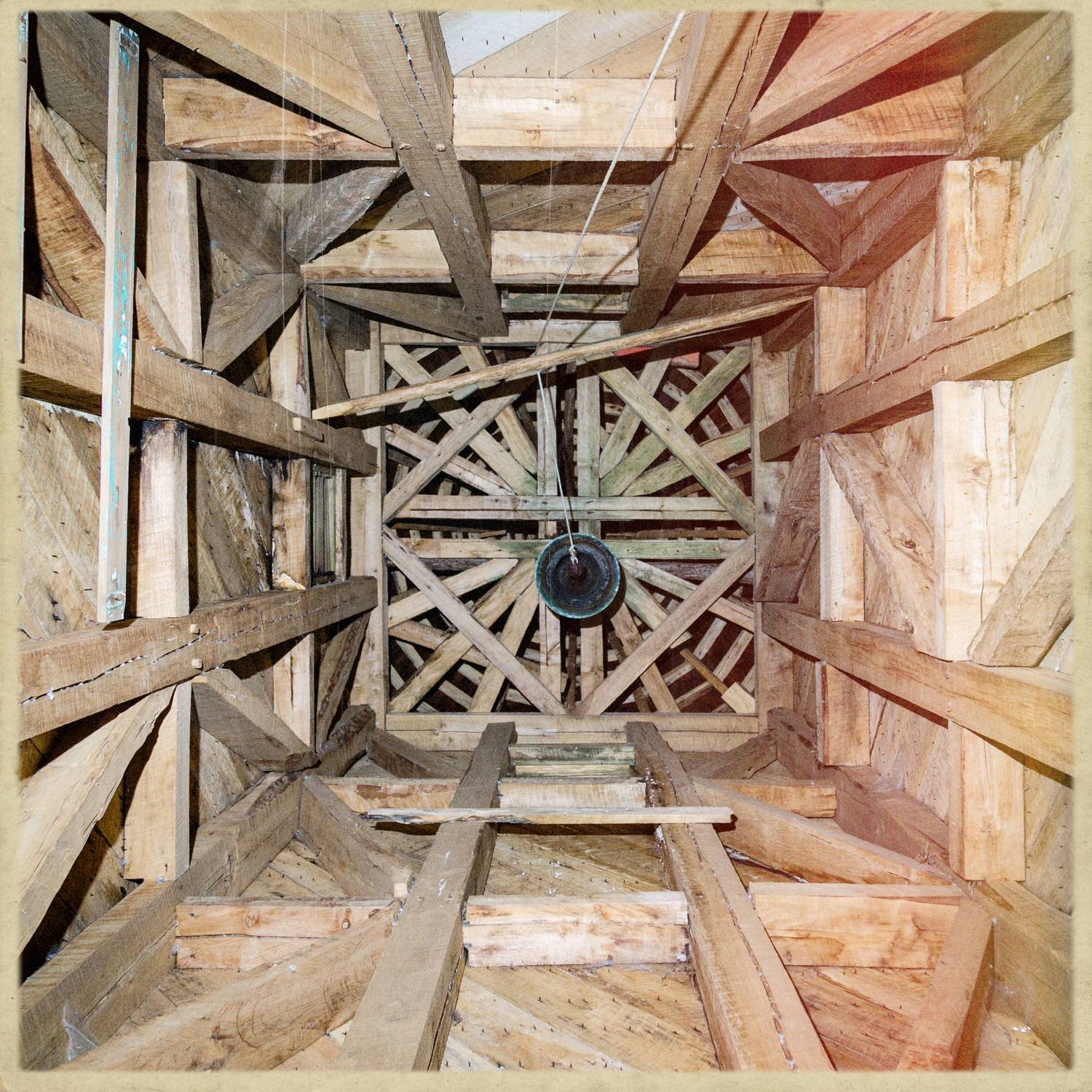 Estructura de madera del interior de la torre de la iglesia de Caulín, vista hacia arriba
