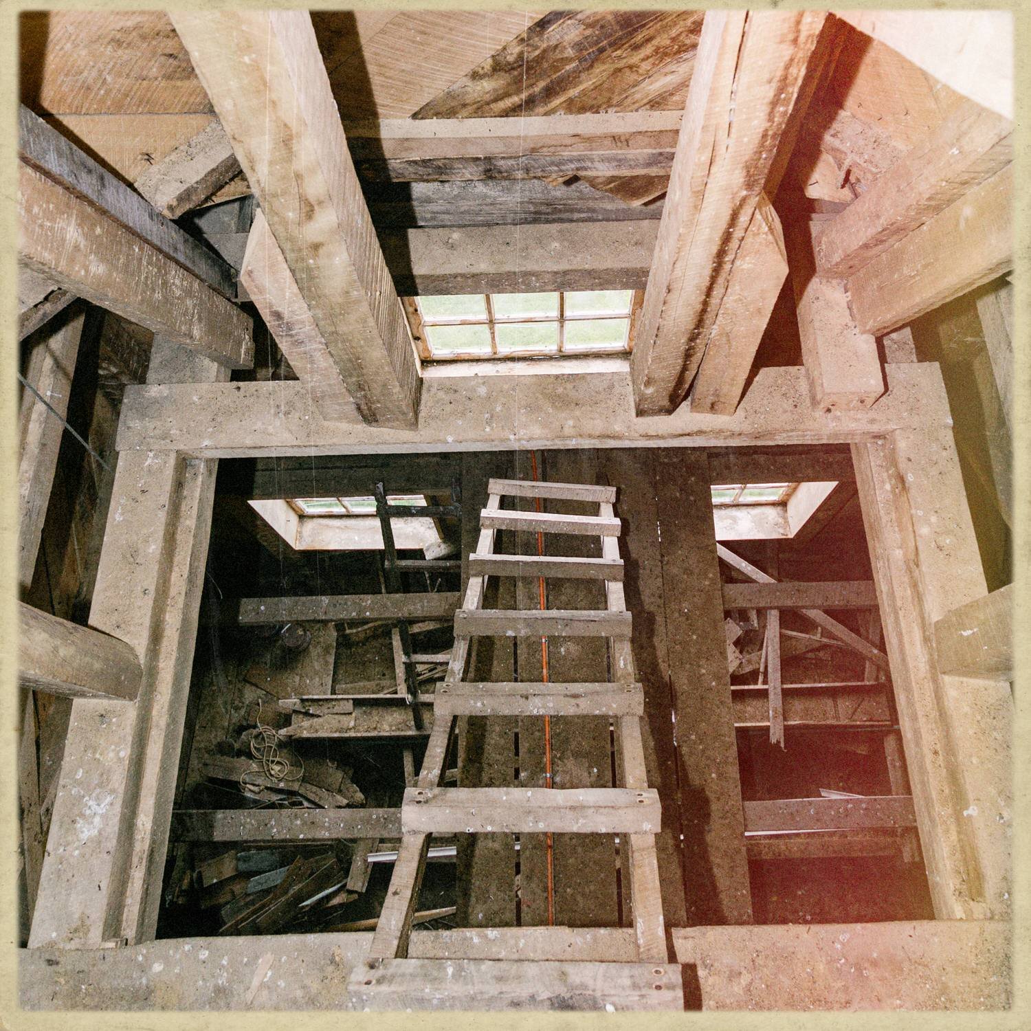 Escalera y vigas de madera en el interior de la torre de la iglesia de Chullec