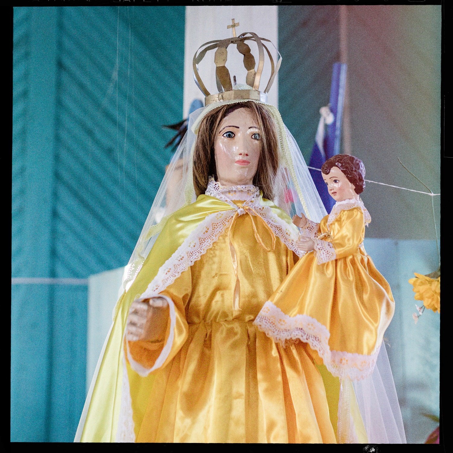 Imagen de la Virgen con corona y vestido amarillo, con el Niño en brazos, en la iglesia de Chullec