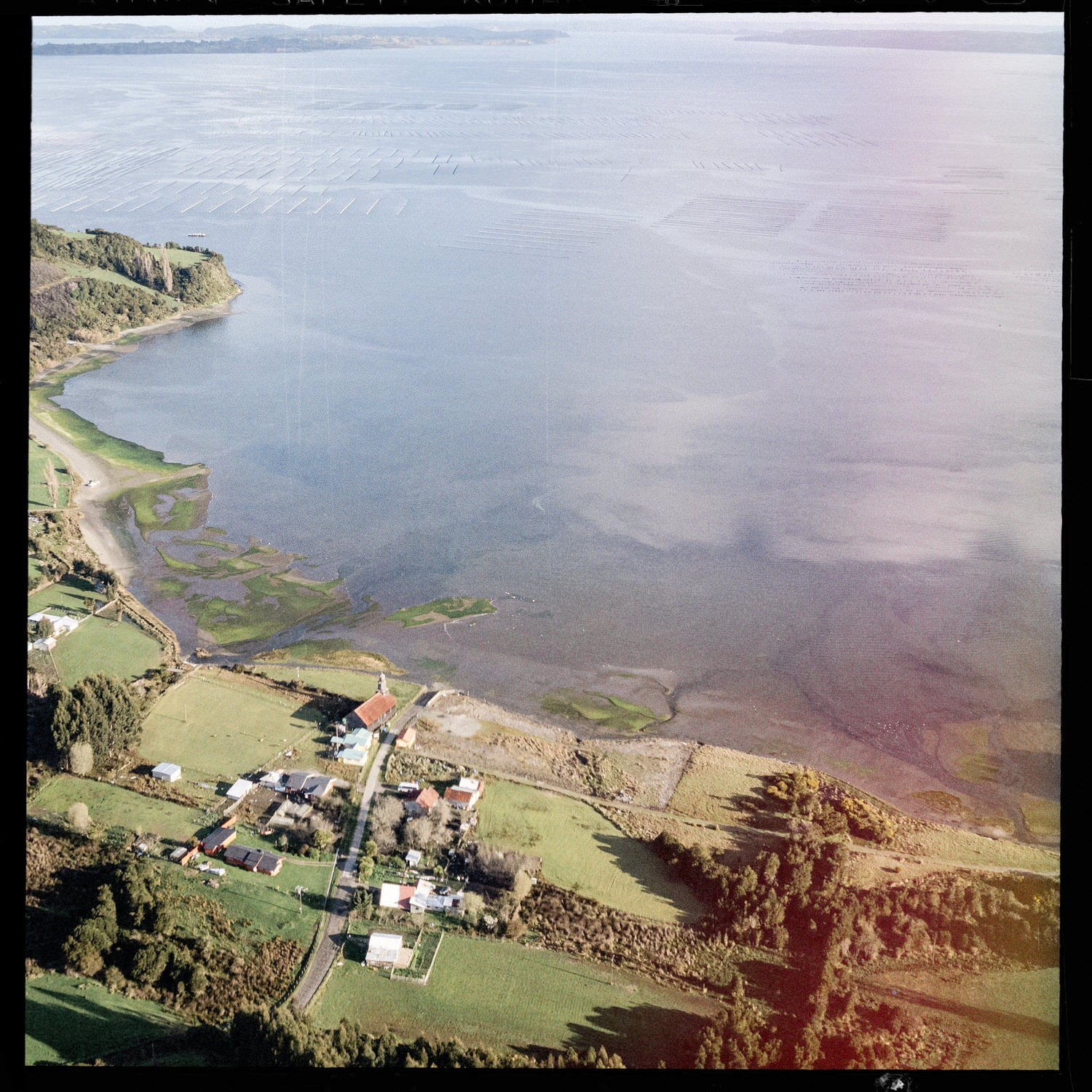 Vista aérea de la costa de Chullec con el caserío y el mar