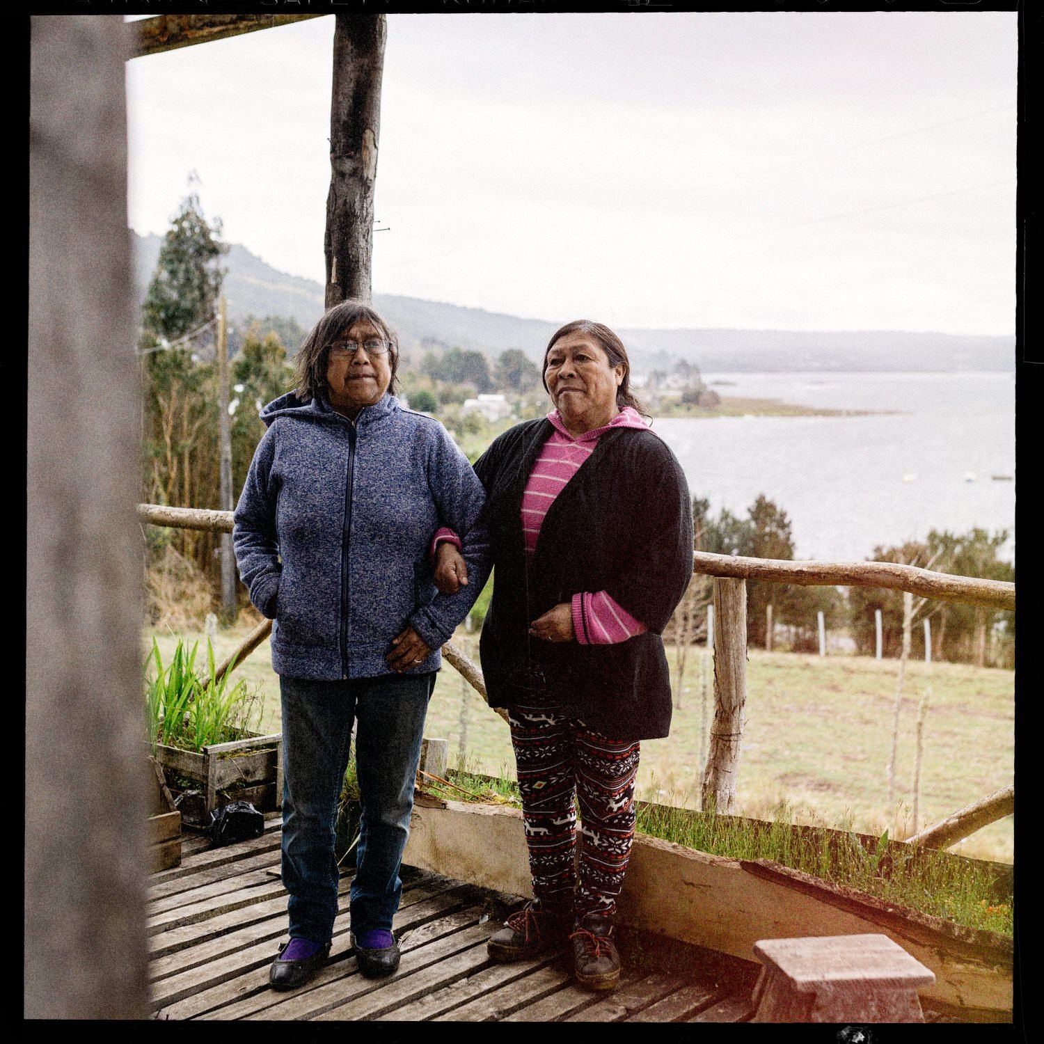 Dos mujeres en el corredor de la casa, con el mar al fondo, en la historia de doña Zoila, en Compu