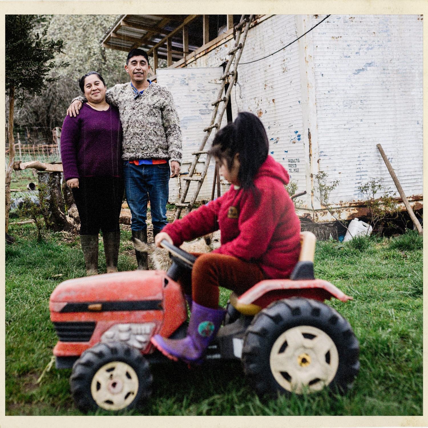 Una pareja y una niña en un tractor de juguete, en la historia de Leonardo, en Compu