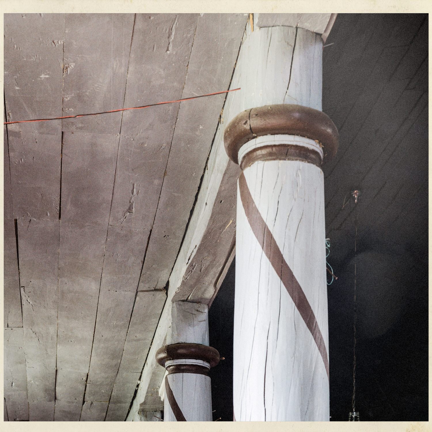 Detalle de una columna torneada de madera en la iglesia de Compu