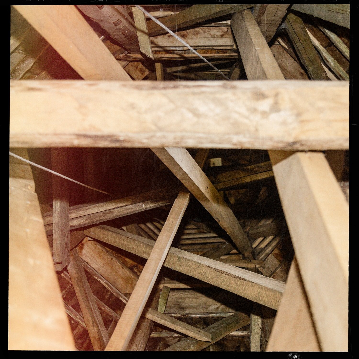 Vigas y tijerales de madera del entretecho de la iglesia de Compu