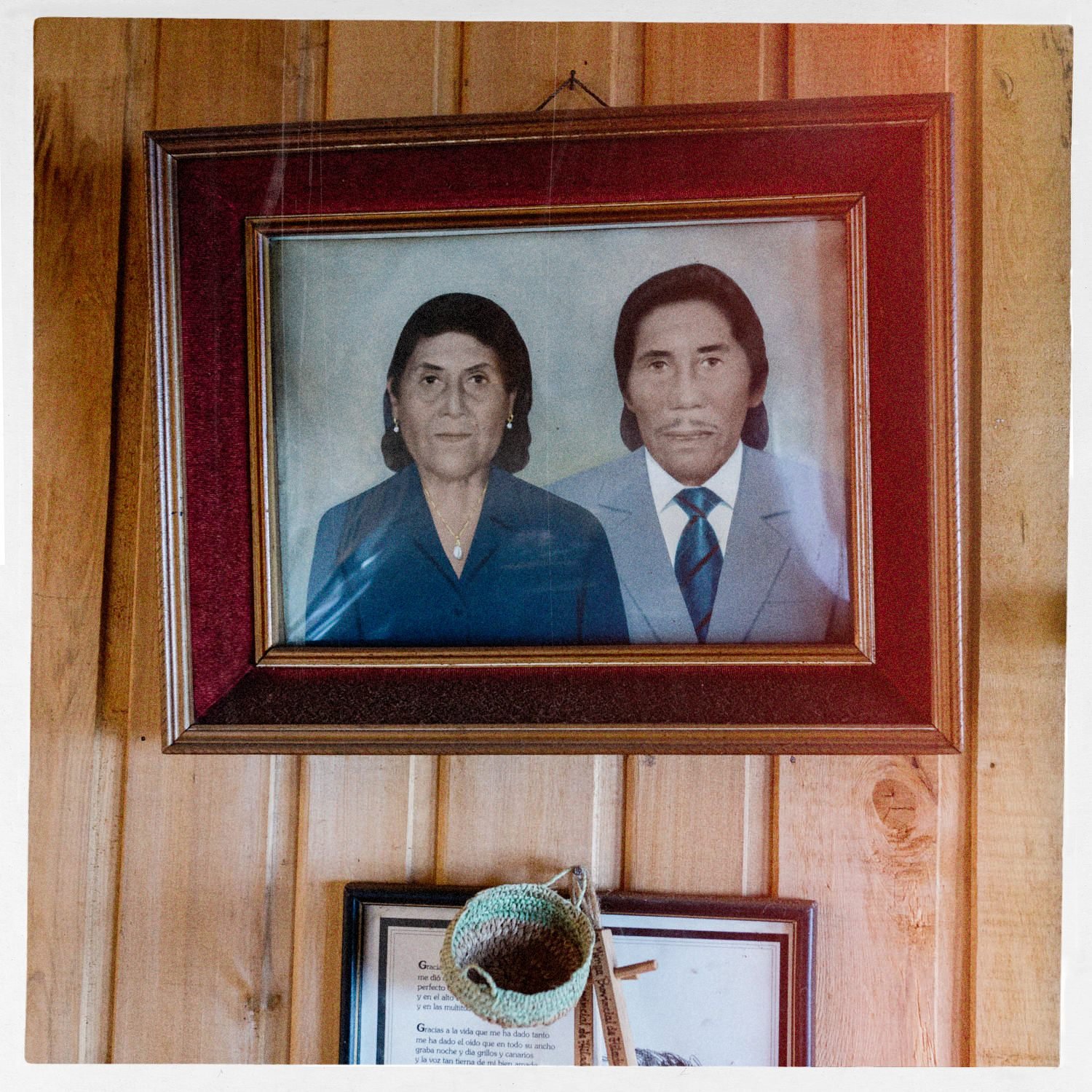 Retrato enmarcado de un matrimonio colgado en una pared de madera