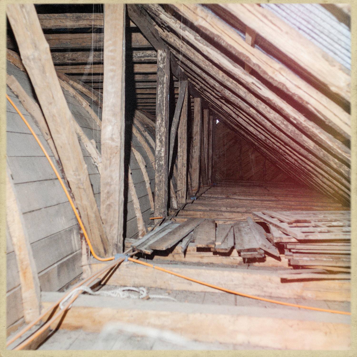 Estructura de madera del entretecho de la iglesia de Lincay