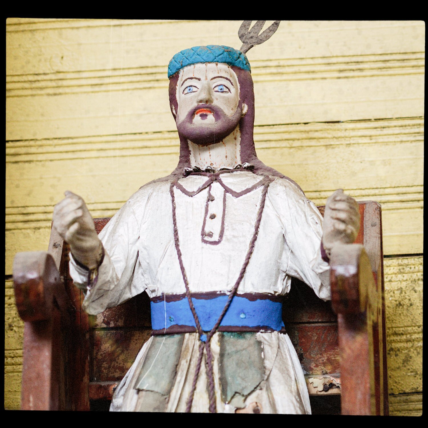 Imagen religiosa de madera policromada con faja azul, en la iglesia de Lincay