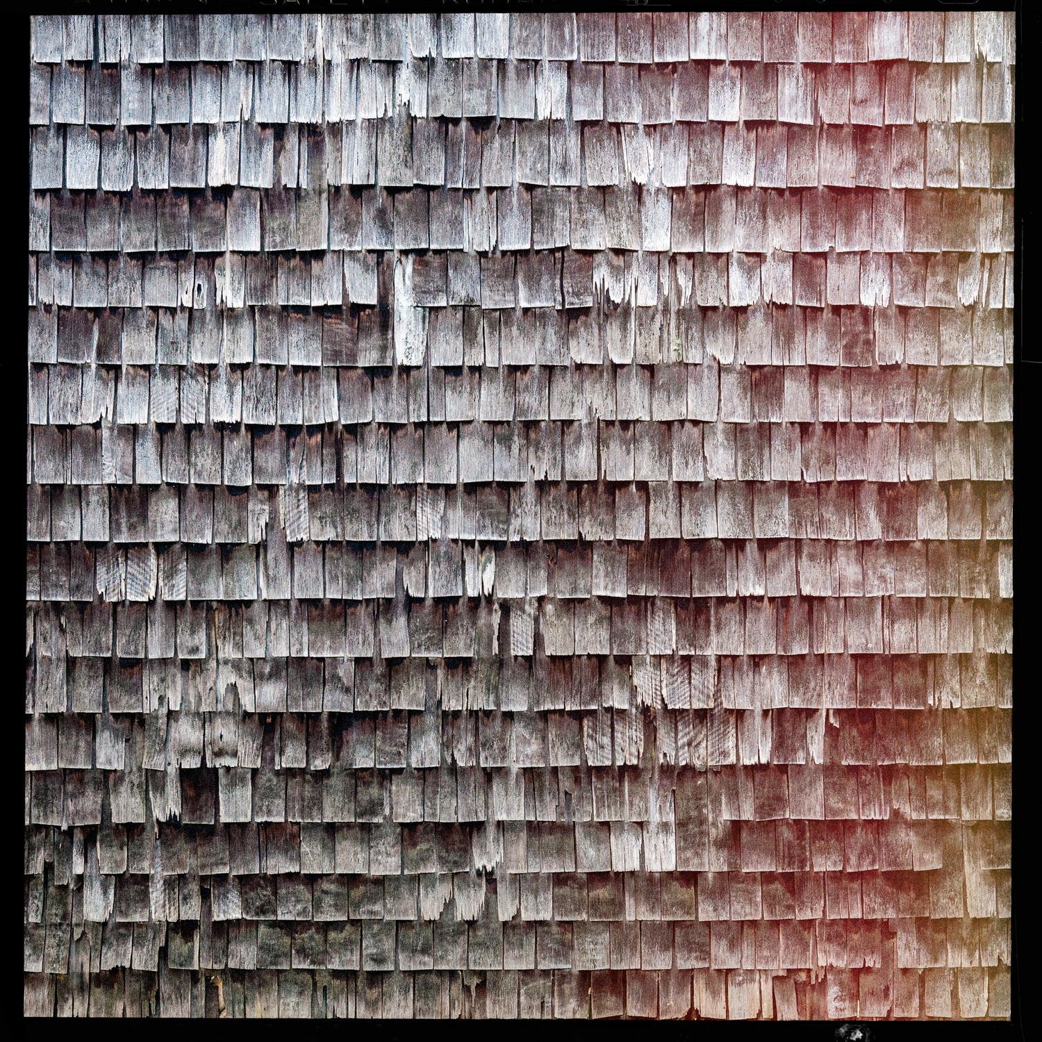 Muro de tejuelas de madera de la iglesia de Lincay