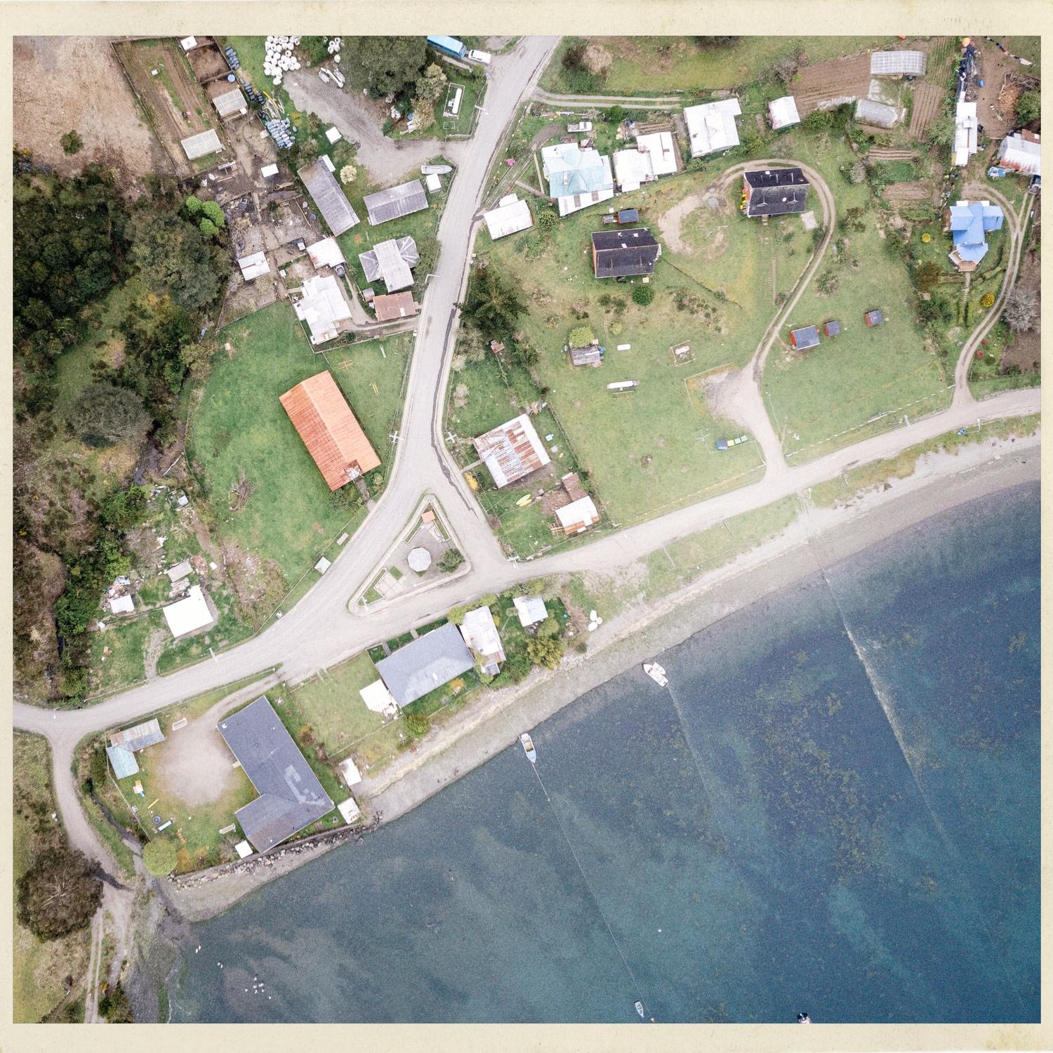 Vista aérea cenital del caserío de Lincay junto al mar