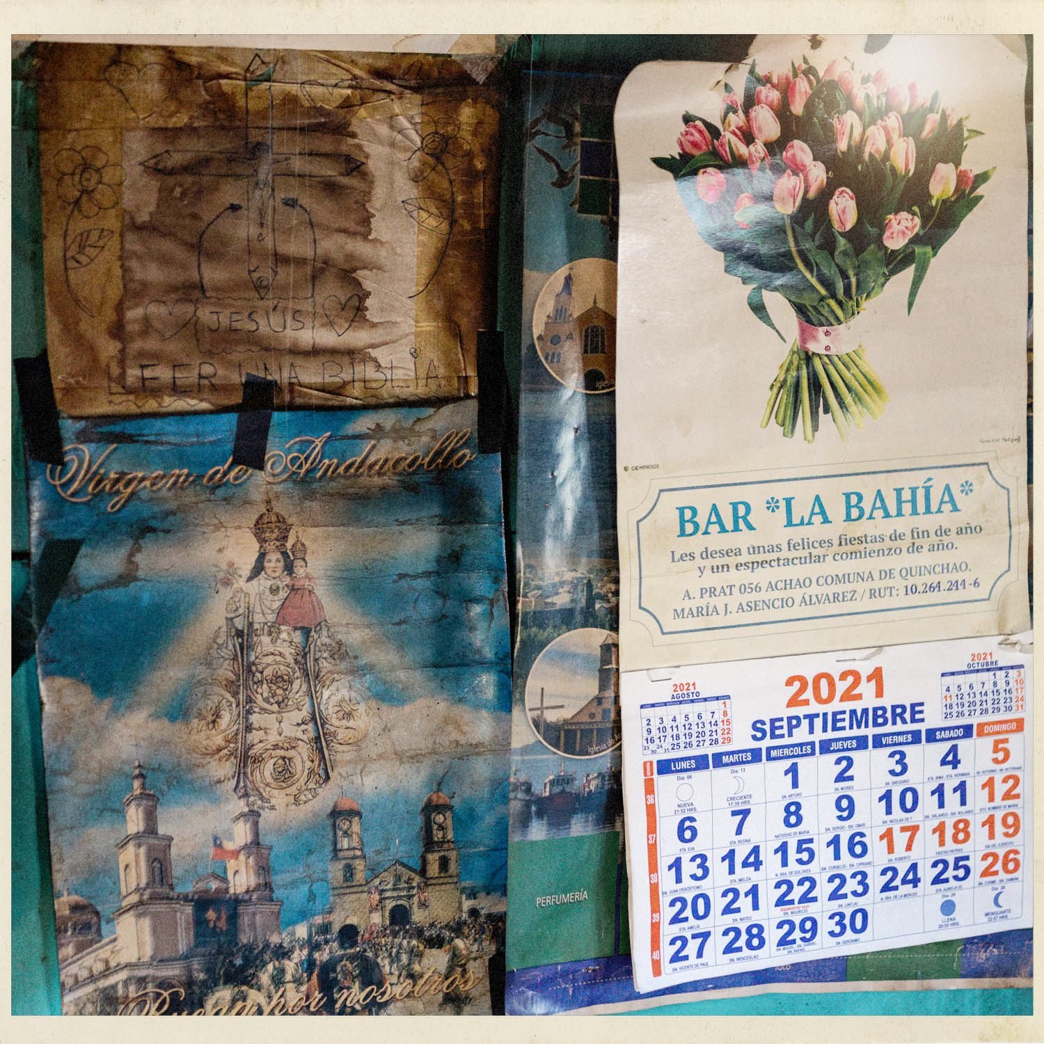 Calendario de 2021 e imágenes religiosas pegadas en una pared