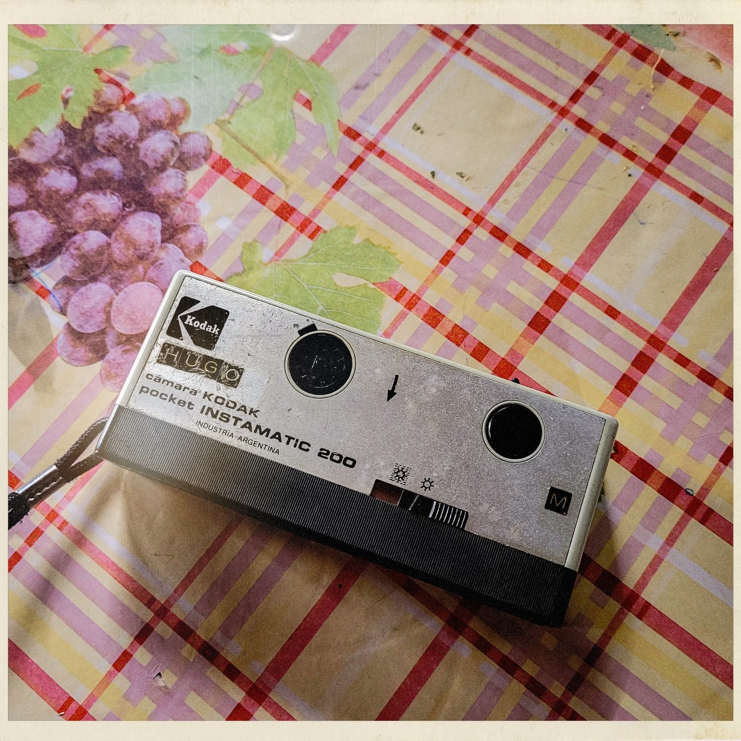 Cámara Kodak Instamatic sobre un mantel a cuadros