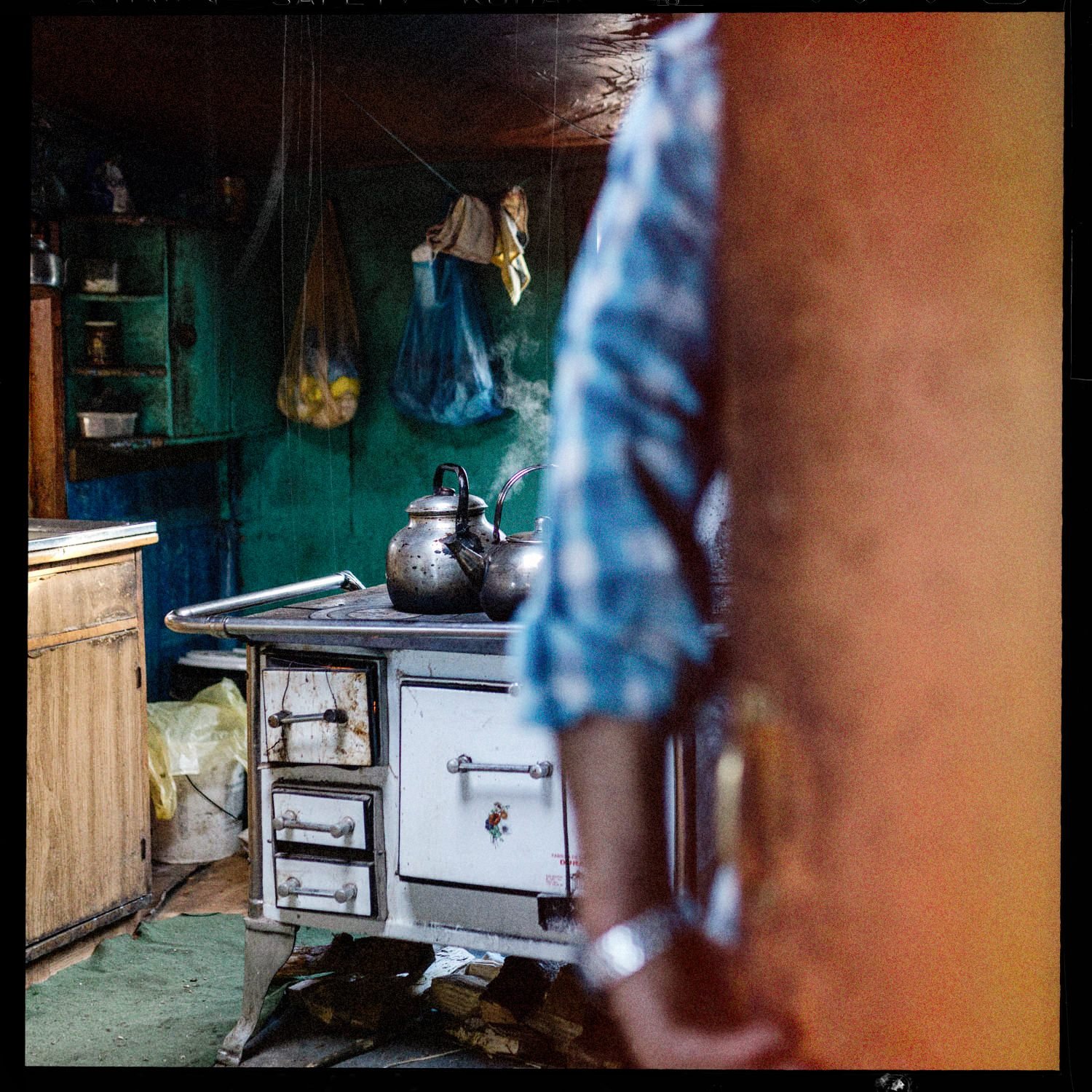 Cocina a leña con teteras en una casa de Llingua