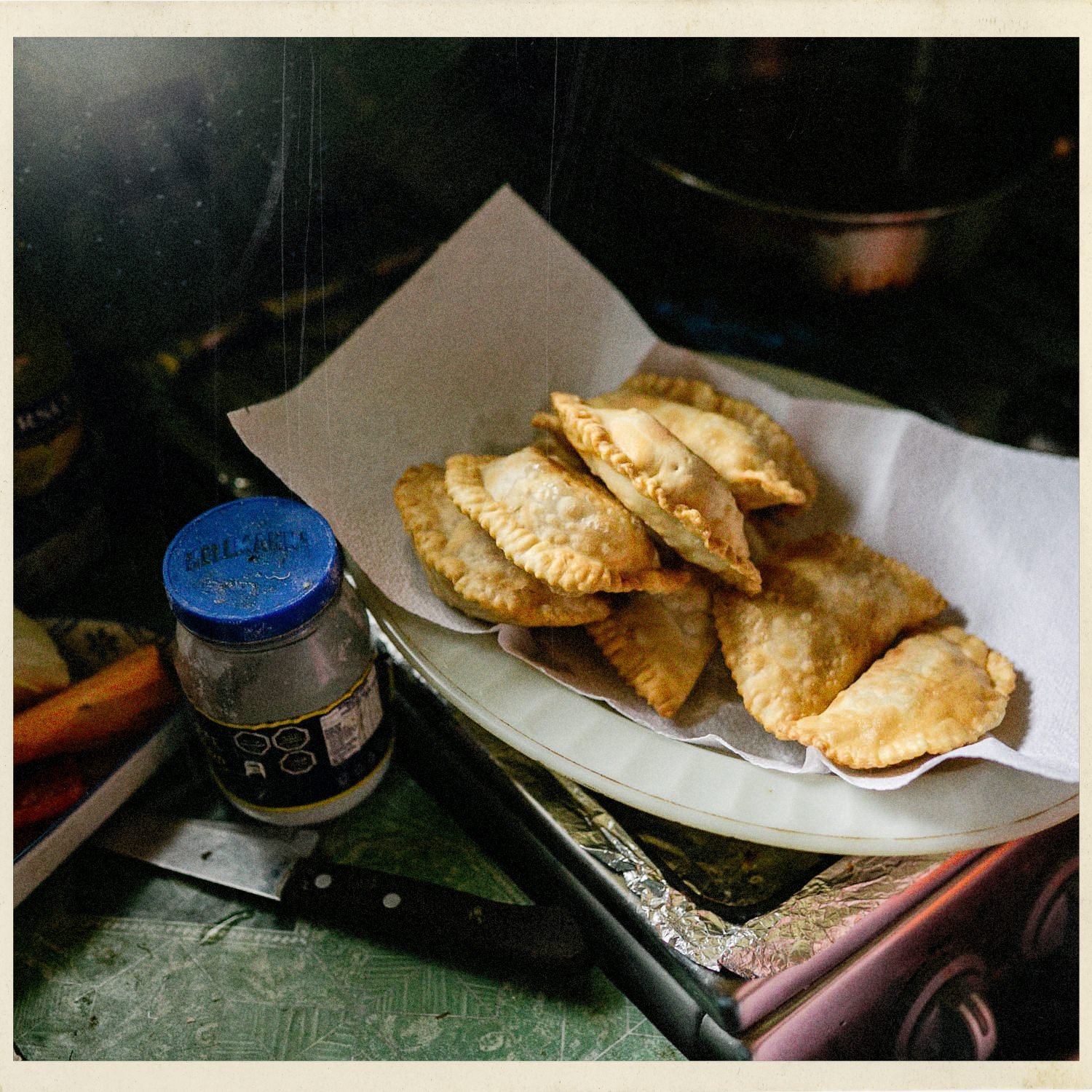 Empanadas fritas sobre un plato con papel