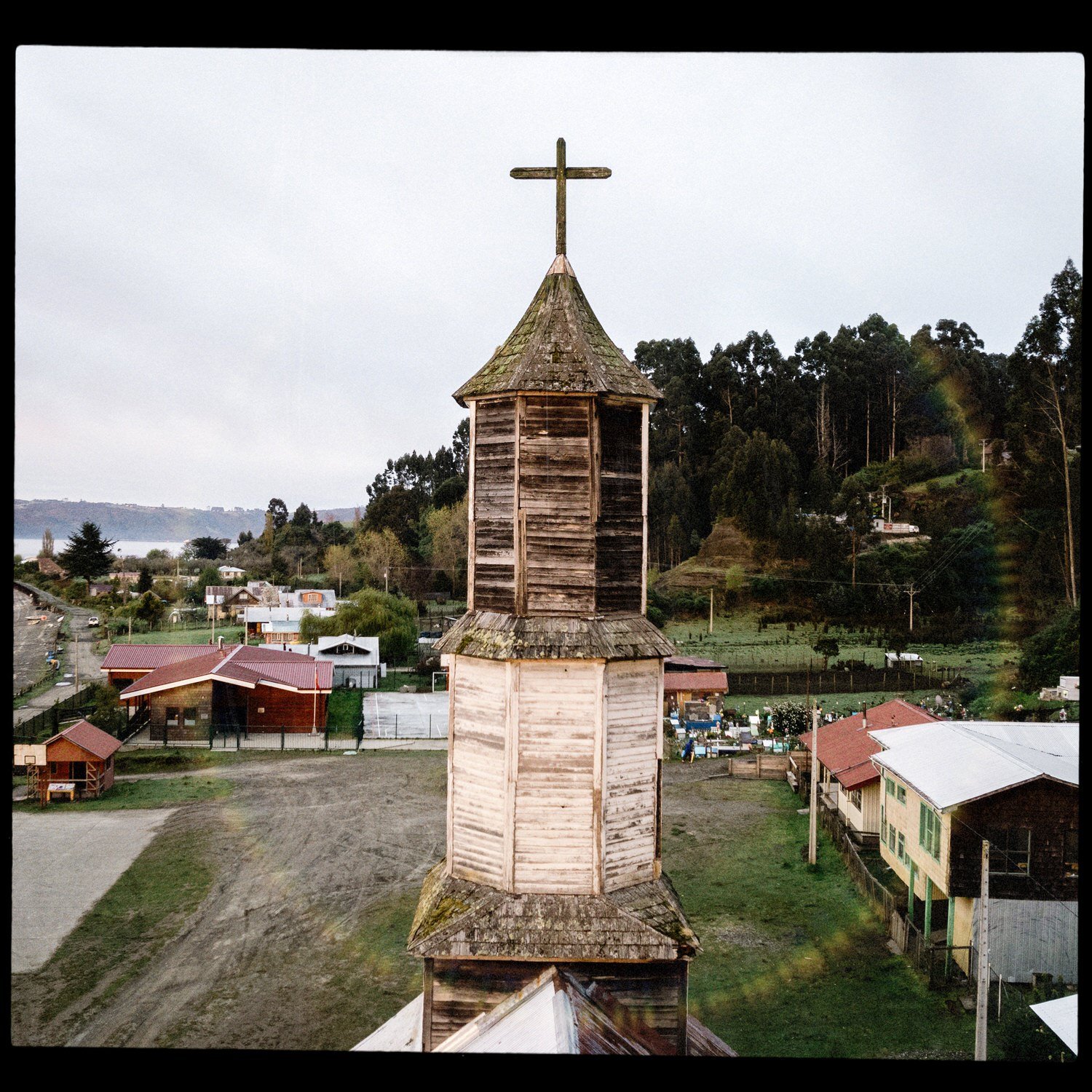 Torre de madera de la iglesia de Llingua vista desde lo alto, con el caserío