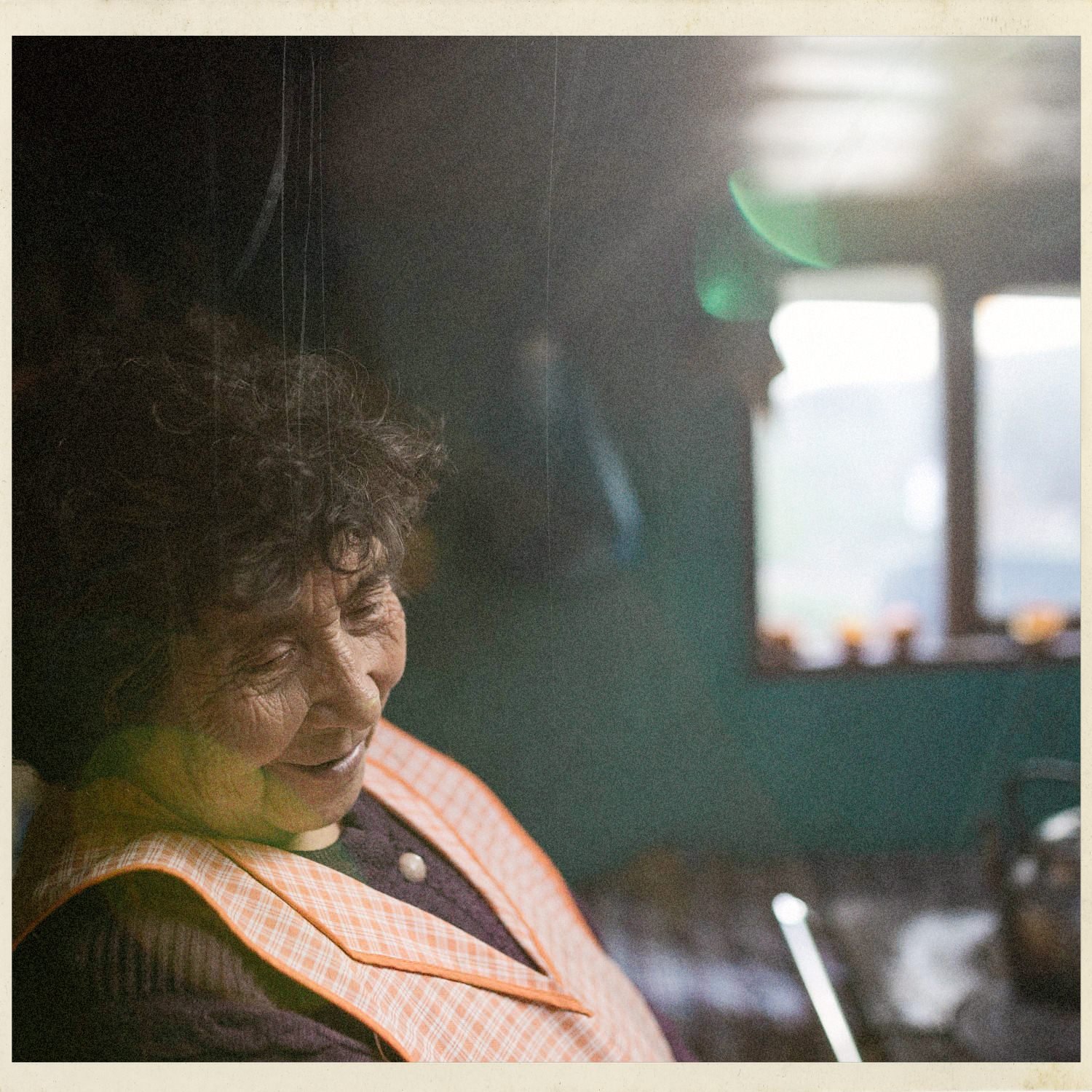 Doña Zaida sonríe en la cocina de su casa, en Llingua