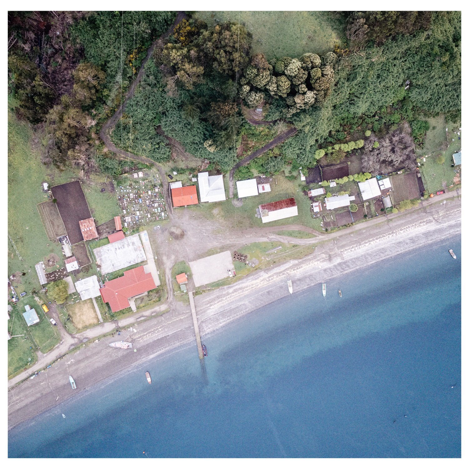 Vista aérea cenital del caserío de Llingua junto a la playa