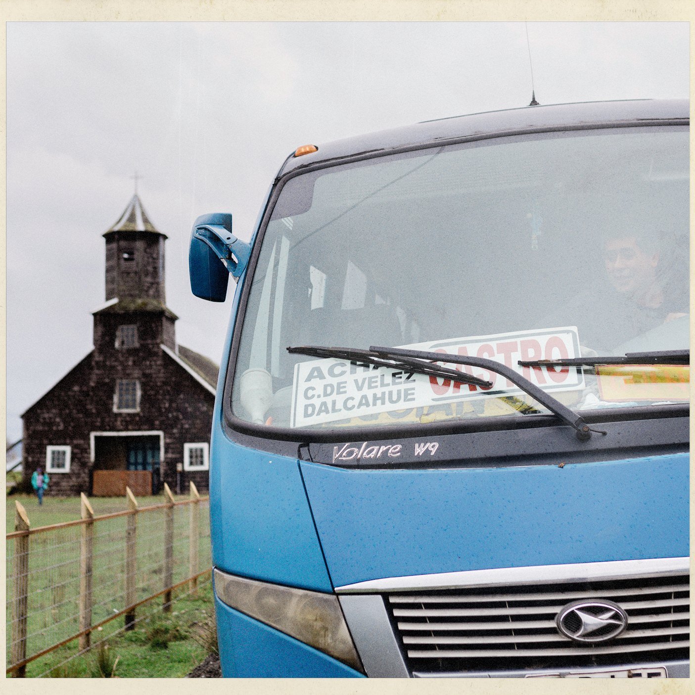 Un bus rural azul estacionado frente a la iglesia de Matao