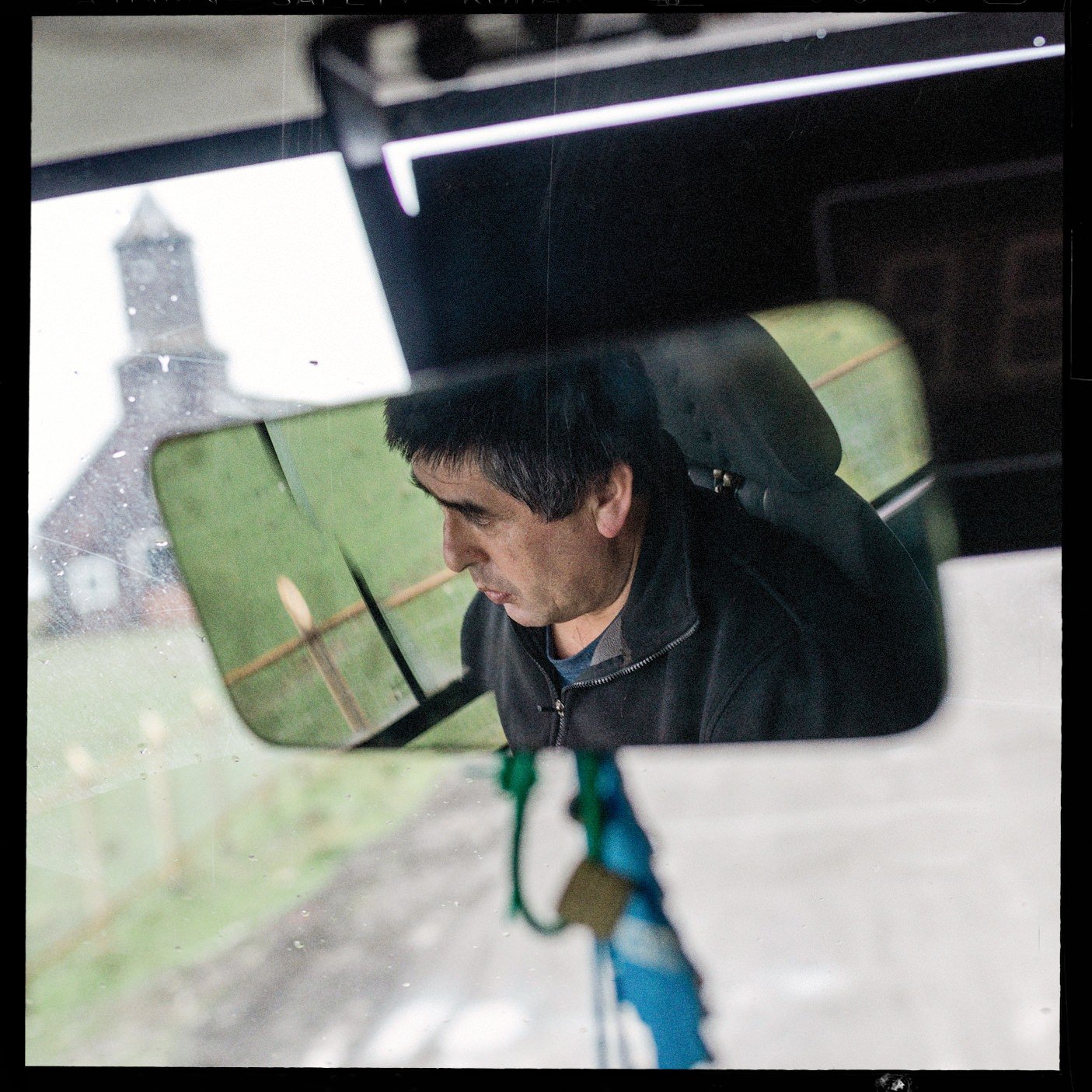 Wladimir reflejado en el espejo retrovisor de su bus