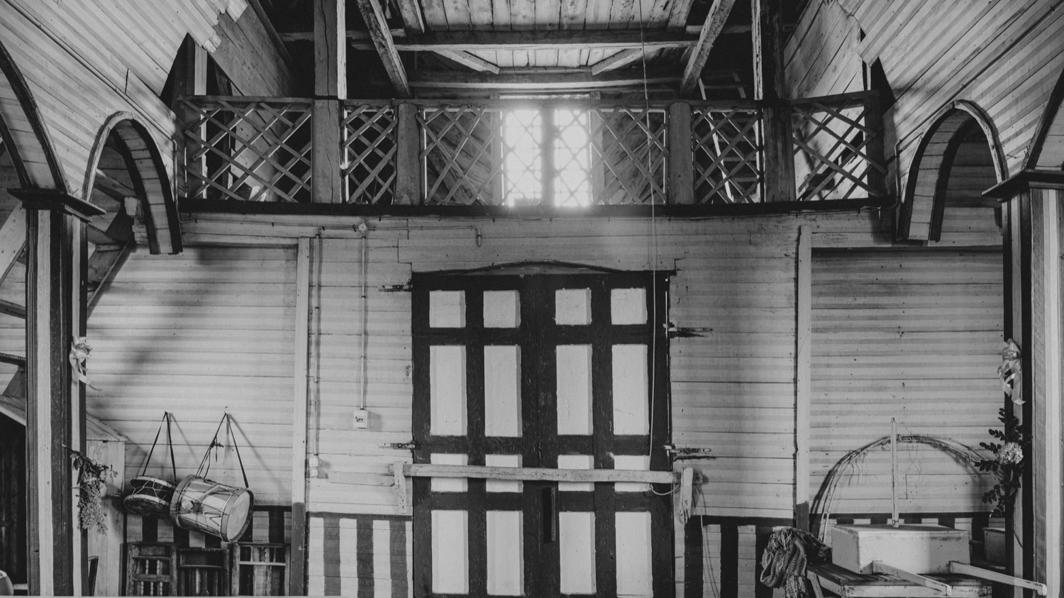 El coro y la puerta de la iglesia de Matao, en blanco y negro