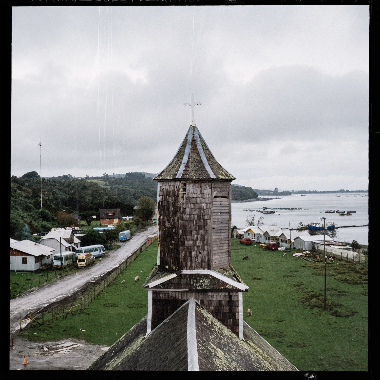 Torre de la iglesia de Matao vista desde lo alto, con el caserío y la costa