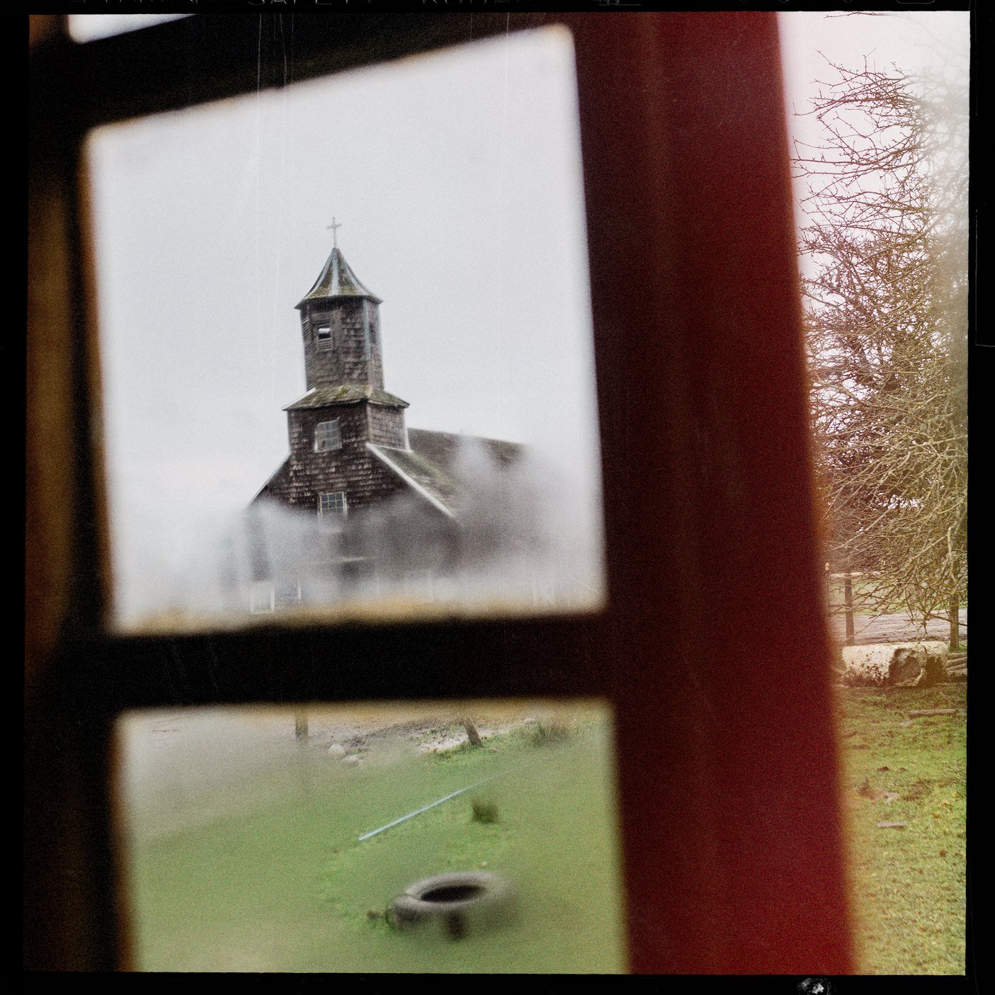 La iglesia de Matao vista a través de una ventana