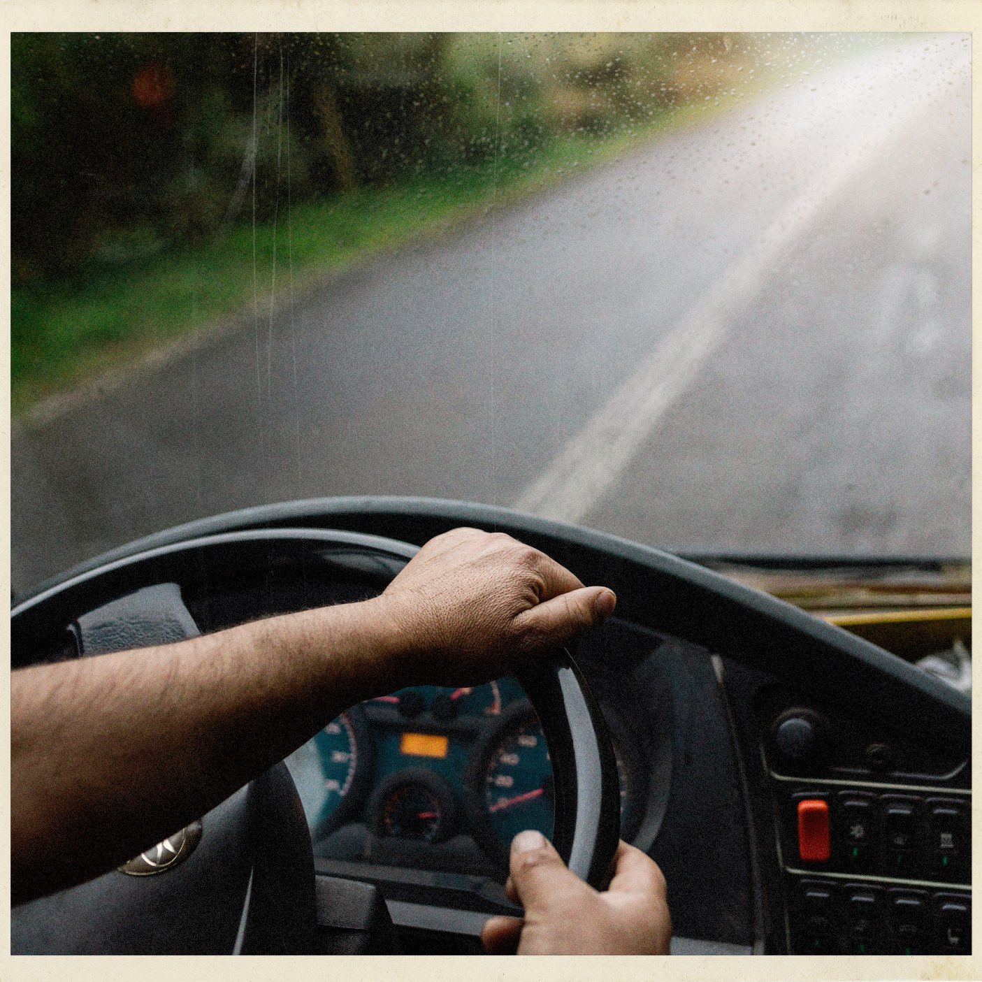 Manos de Wladimir sobre el volante de su bus