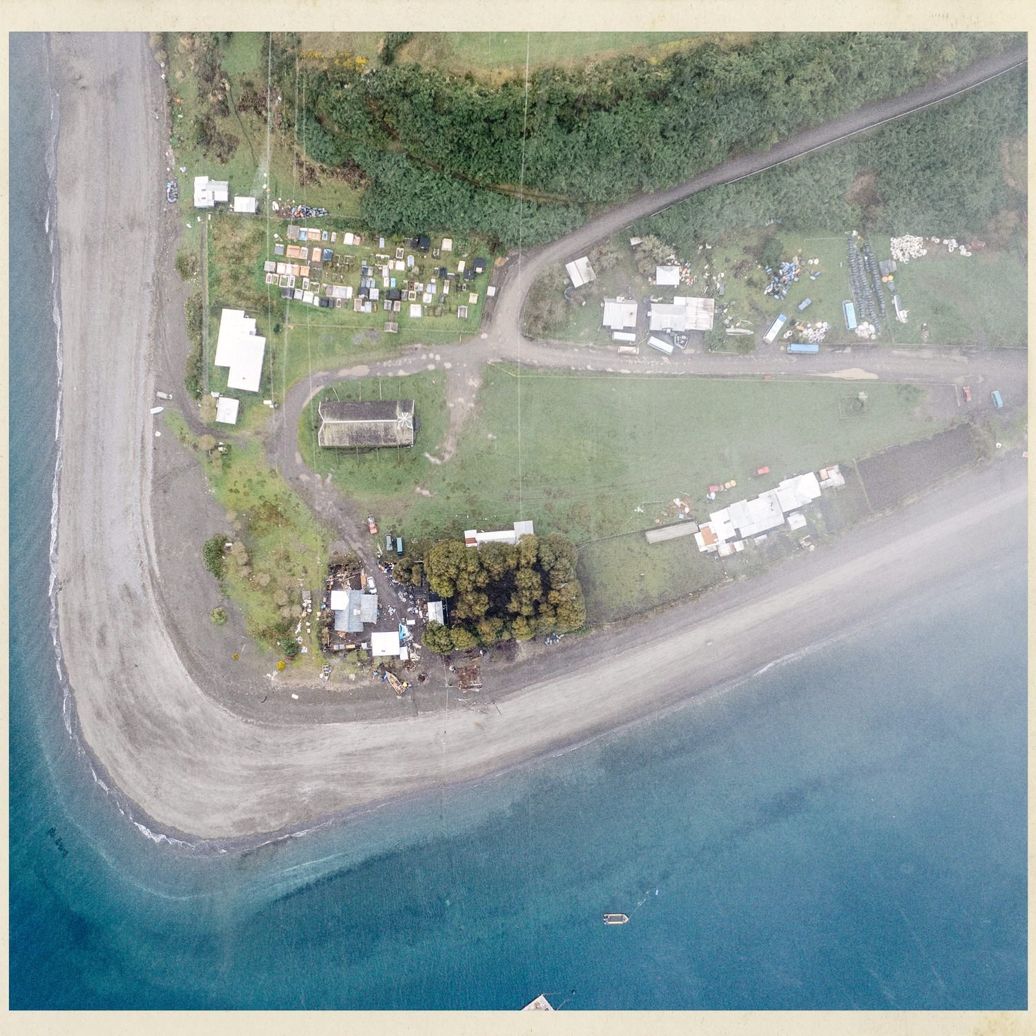 Vista aérea cenital de la punta de Matao, con la playa y el caserío
