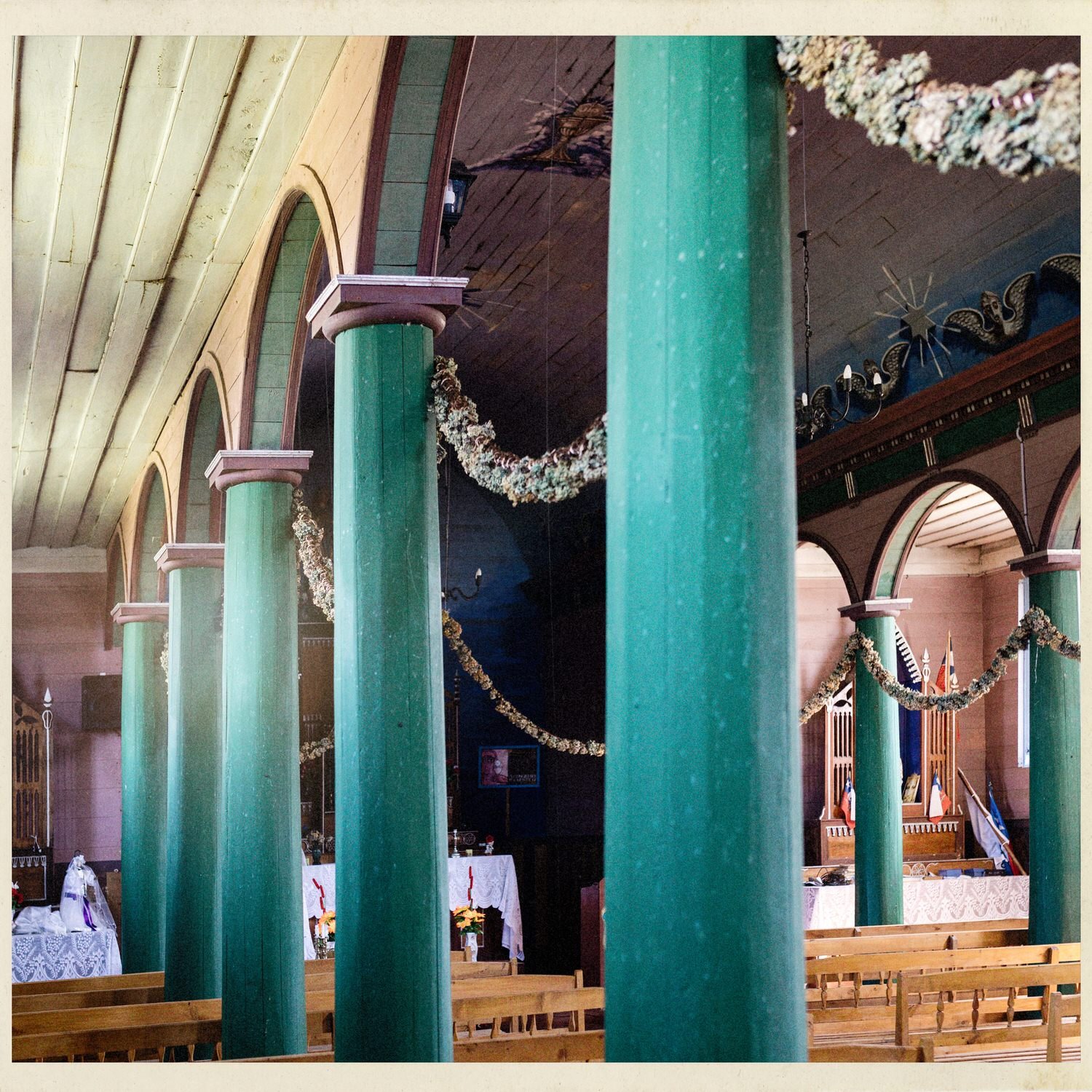 Columnas verdes y arcos en el interior de la iglesia de Puchilco