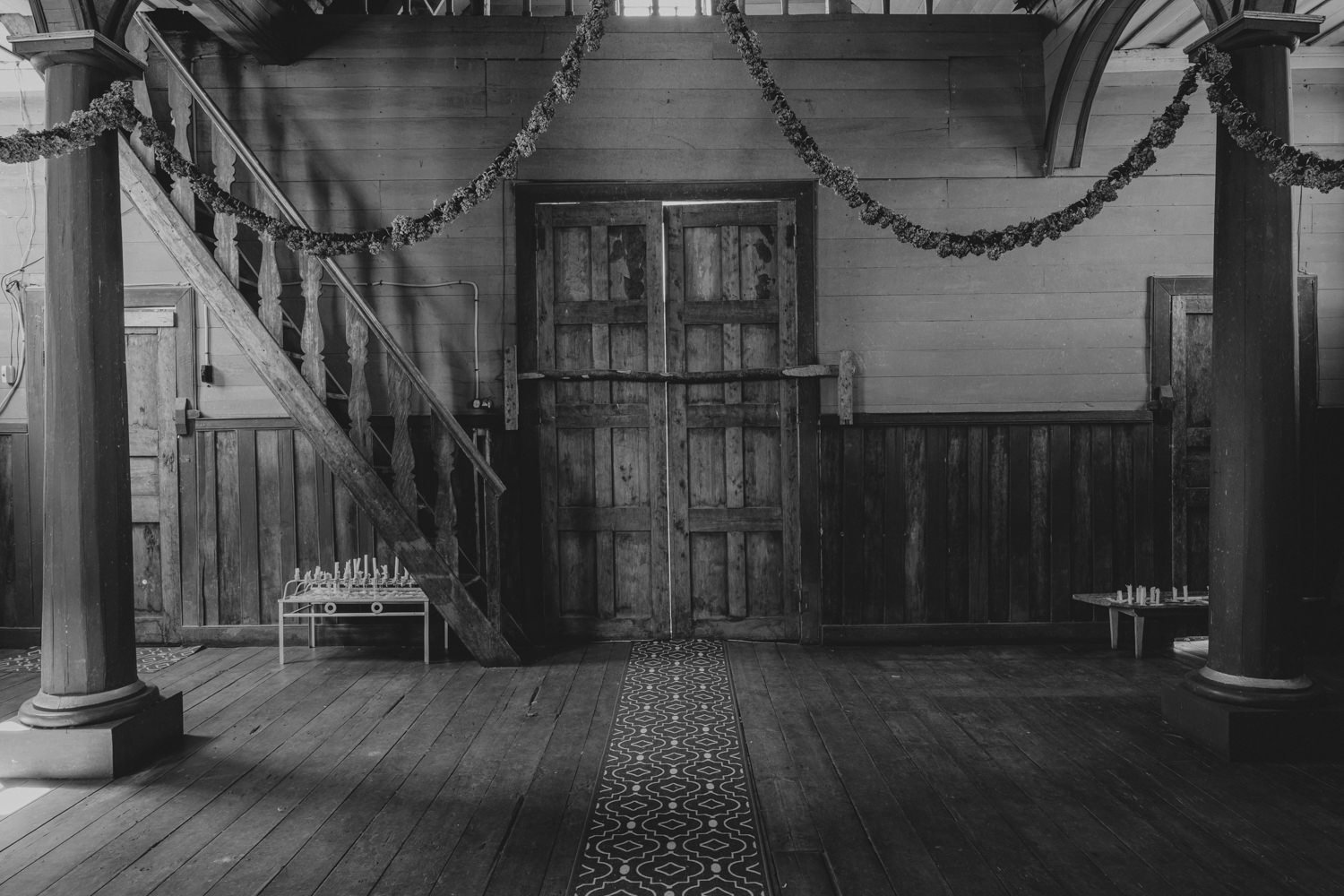 El coro y la puerta de la iglesia de Puchilco, en blanco y negro
