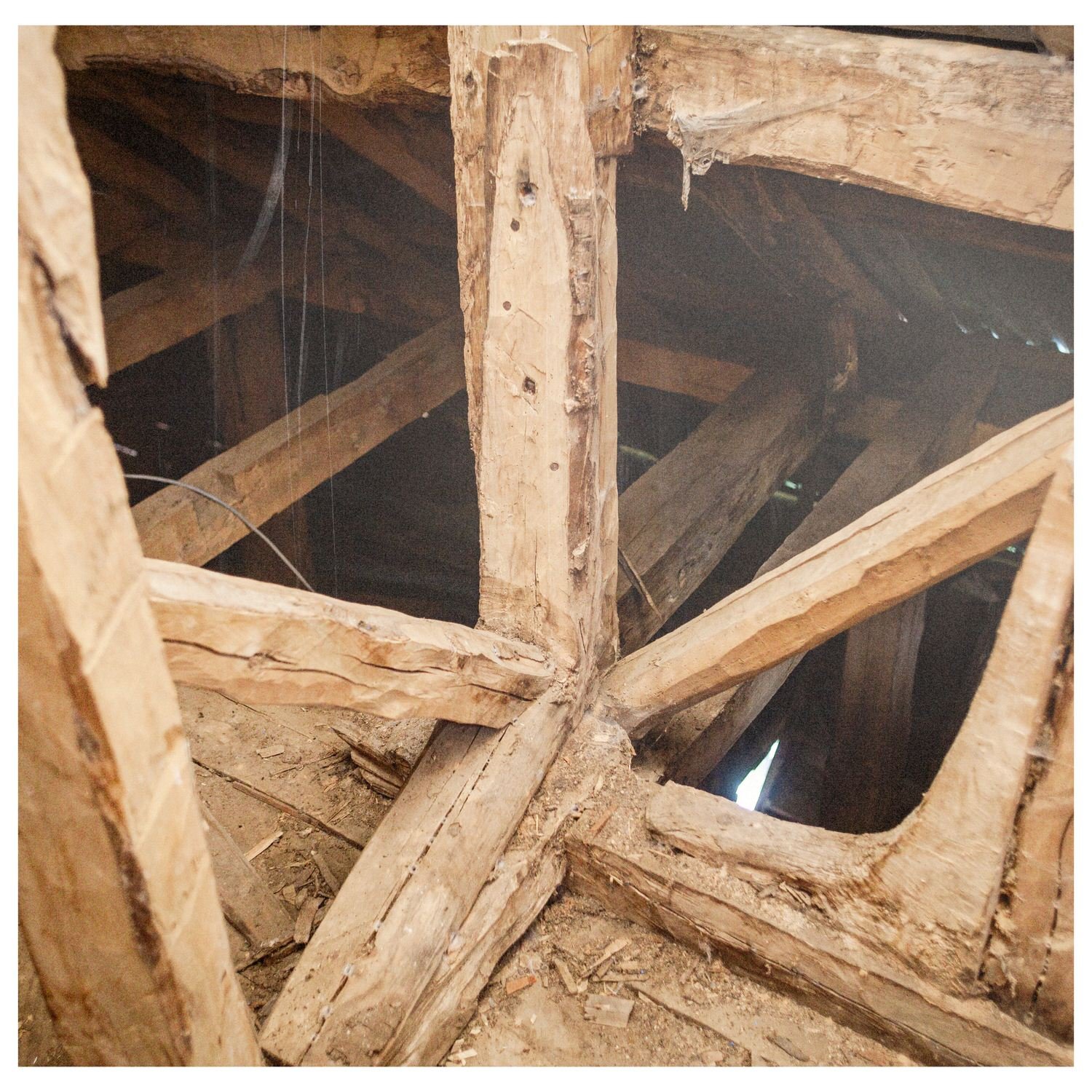Estructura de madera del interior de la torre de la iglesia de Puchilco
