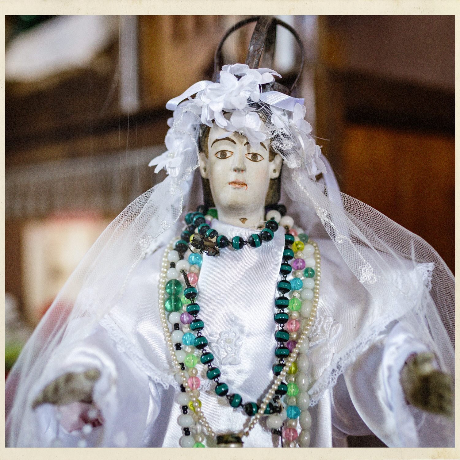 Imagen de la Virgen con velo blanco y collares, en la iglesia de Puchilco