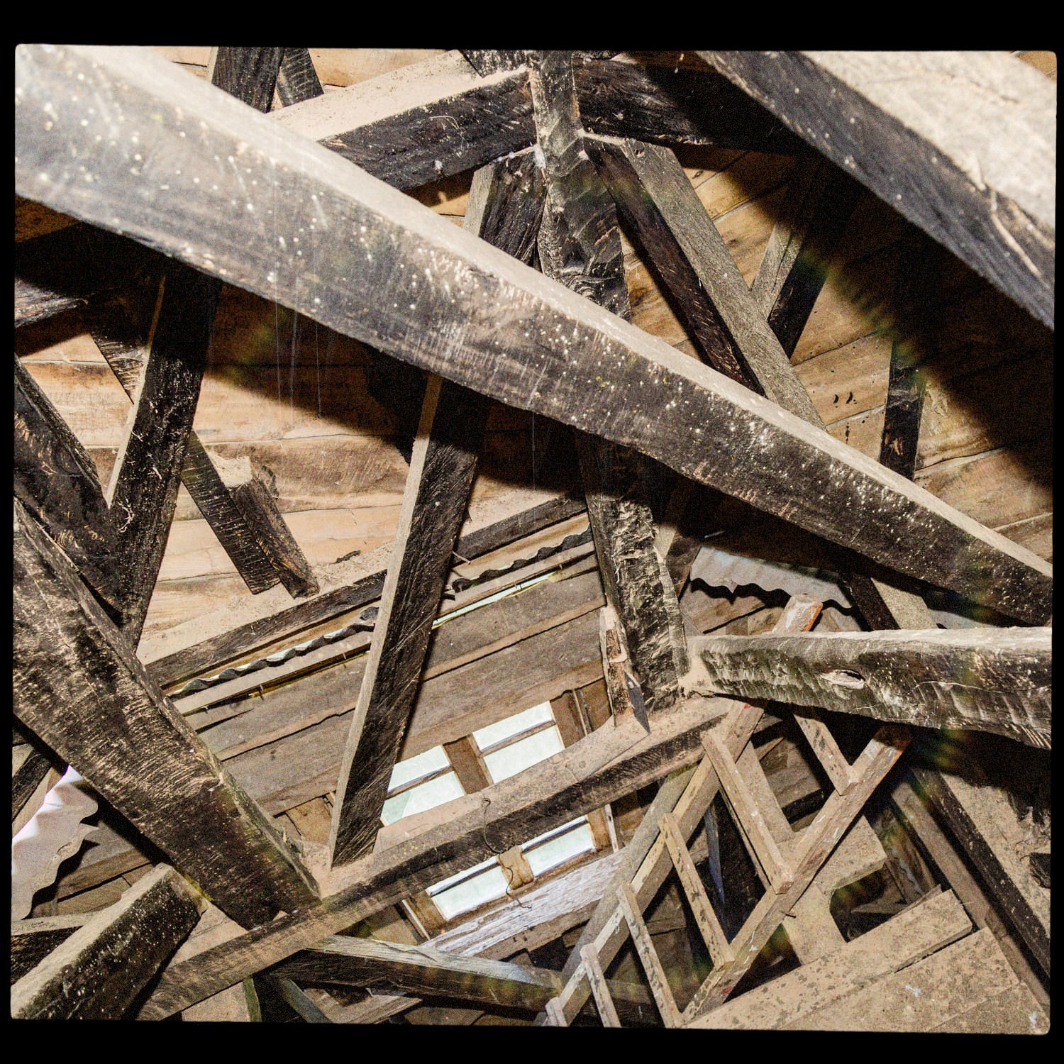 Vigas cruzadas de madera en el interior de la torre de la iglesia de Quehui