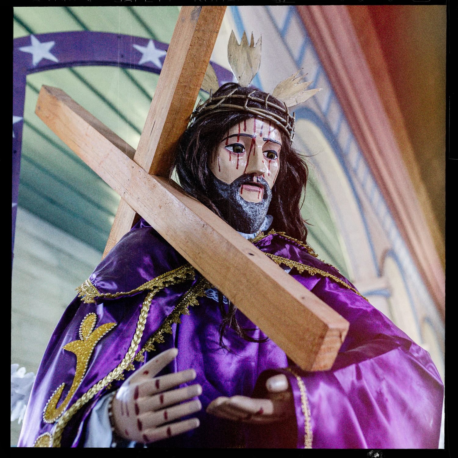 Imagen de Jesús con túnica morada cargando la cruz, en la iglesia de Quehui