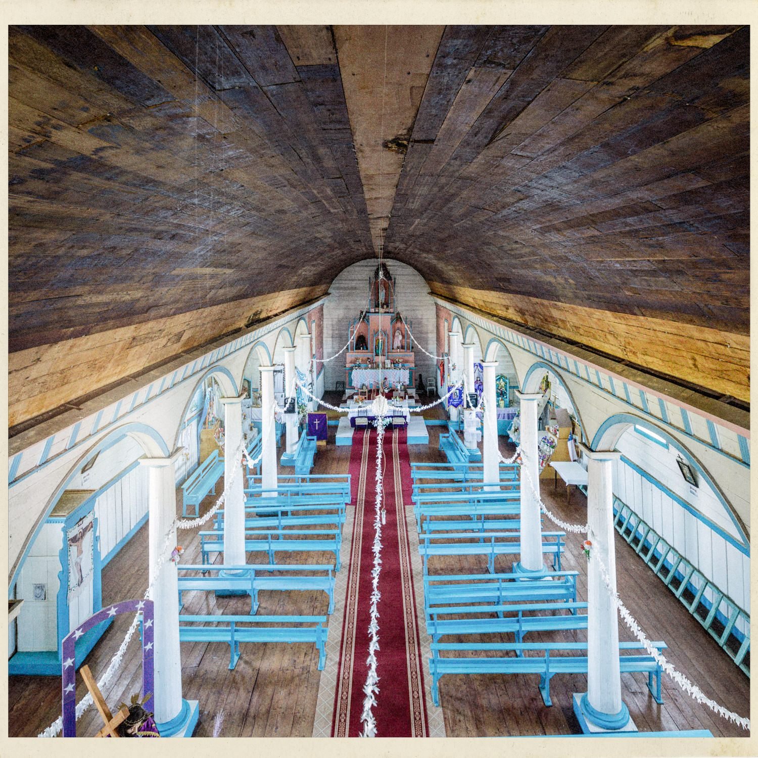 Interior de la iglesia de Quehui visto desde el coro, con la nave y el altar