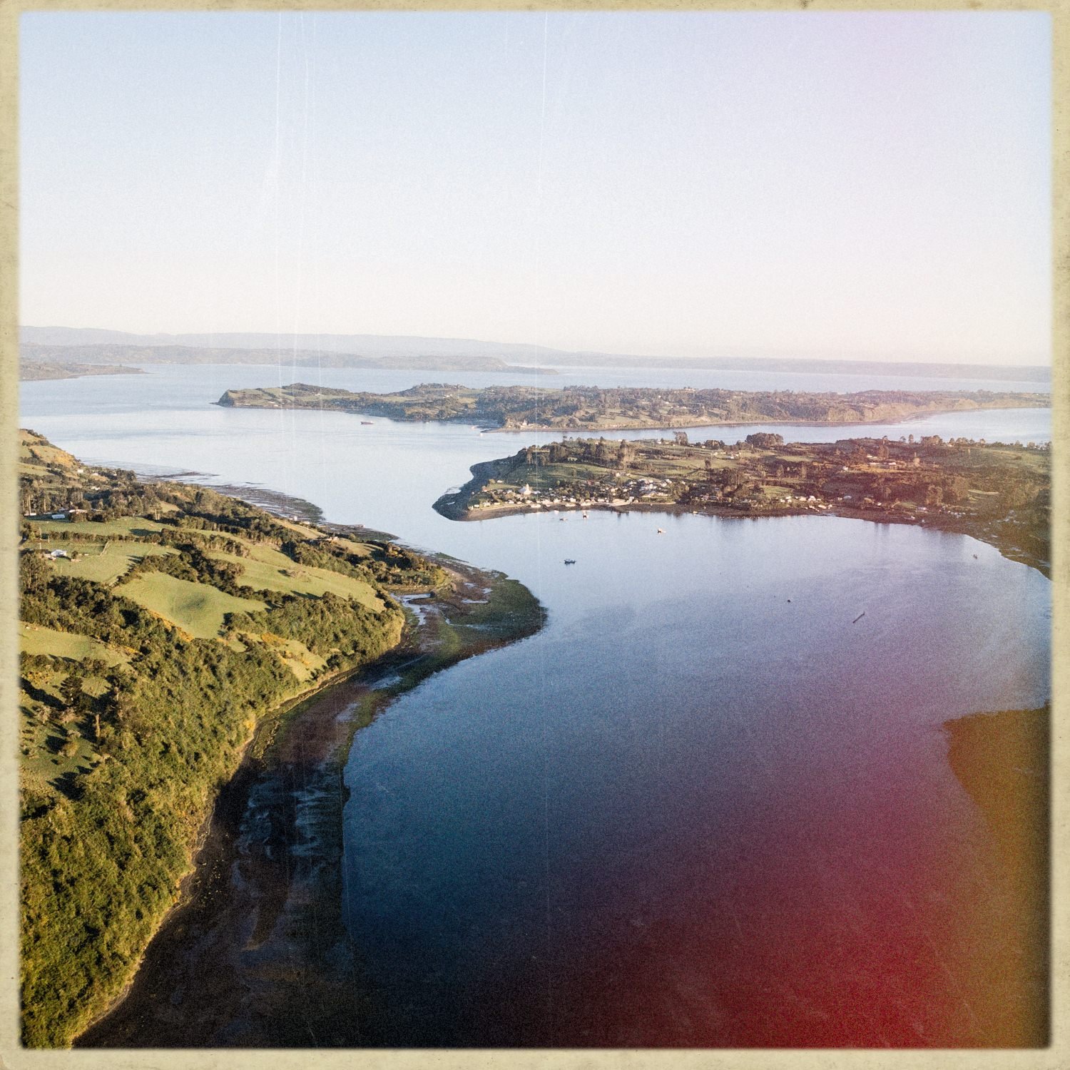 Vista aérea de la bahía de Quehui y las islas cercanas