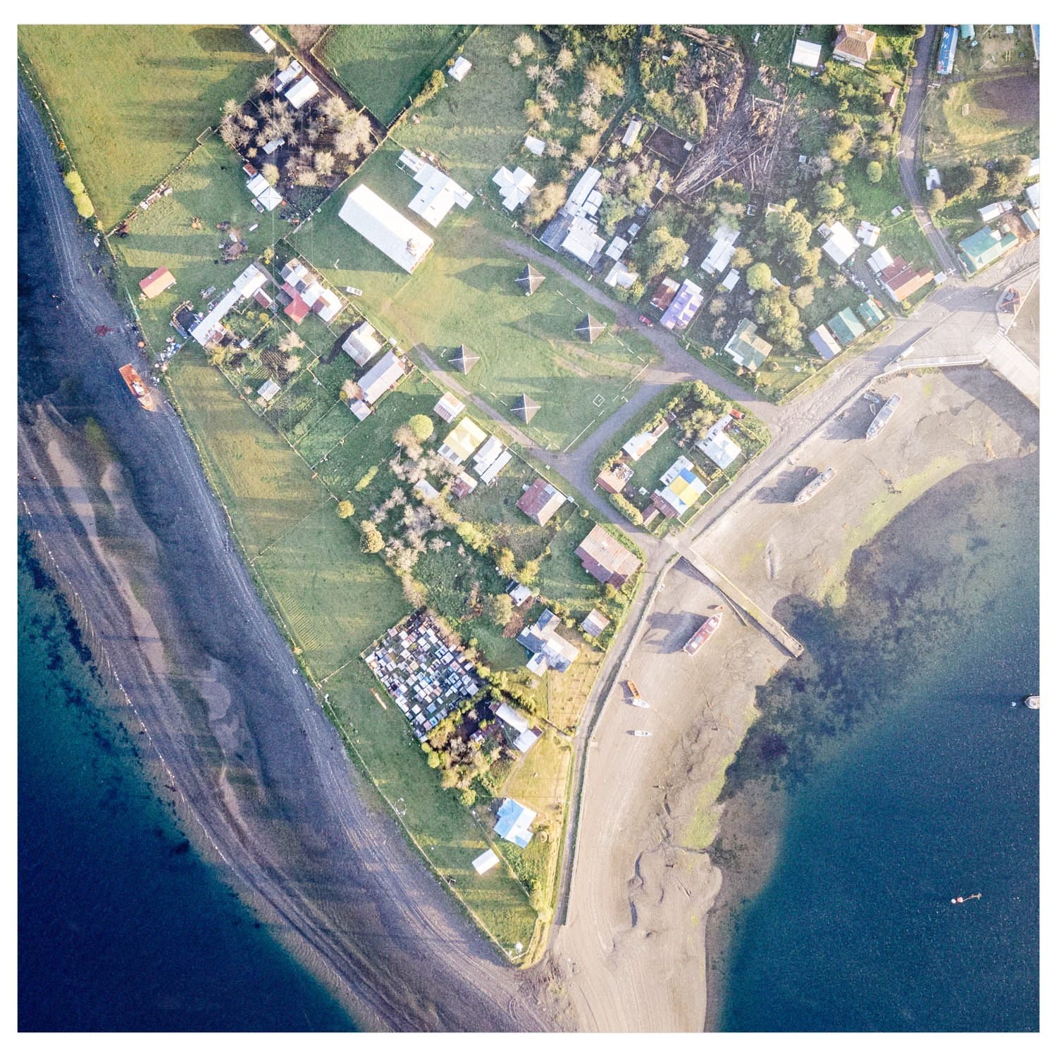 Vista aérea cenital del caserío de Quehui y la costa