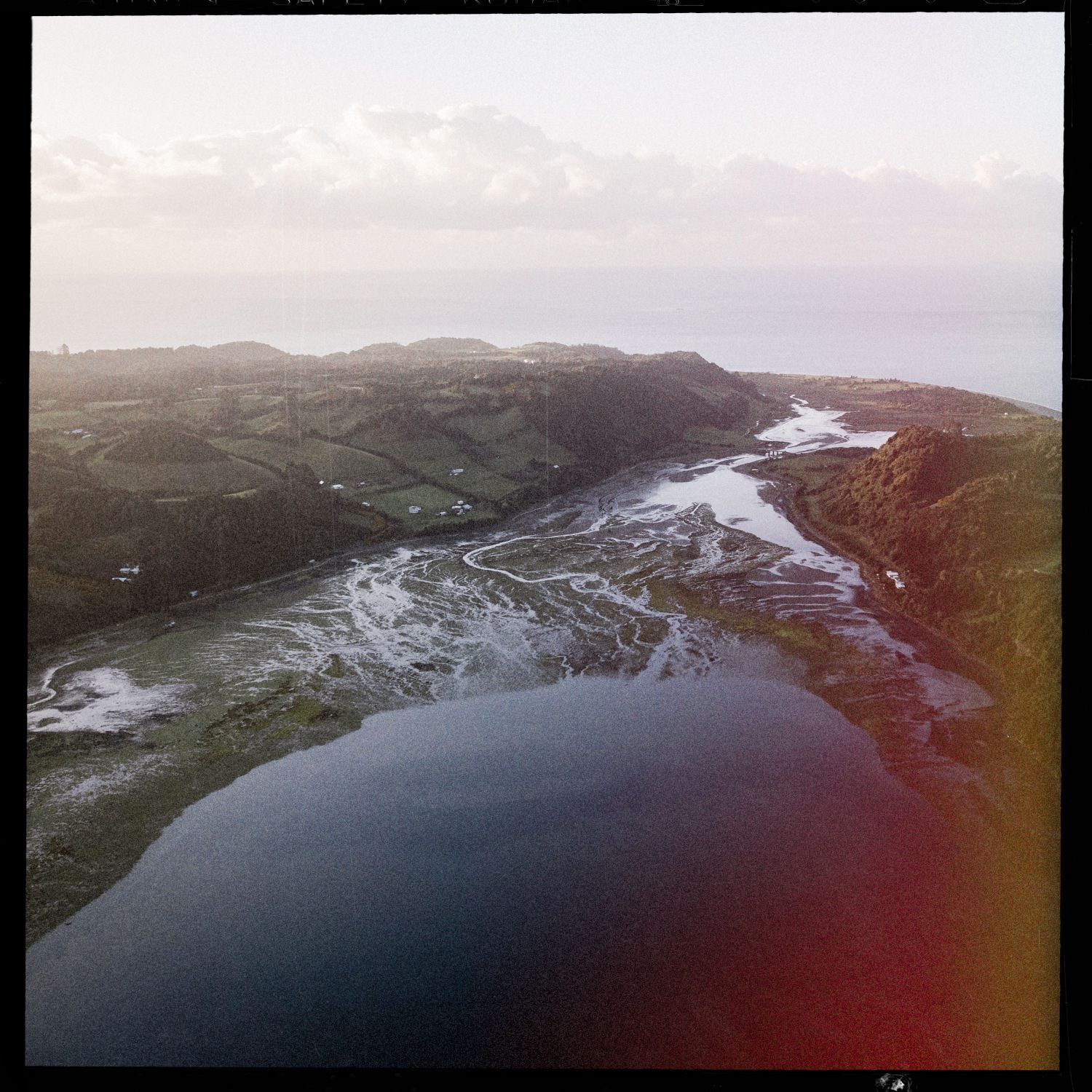 Vista aérea del estero de Quehui con marea baja