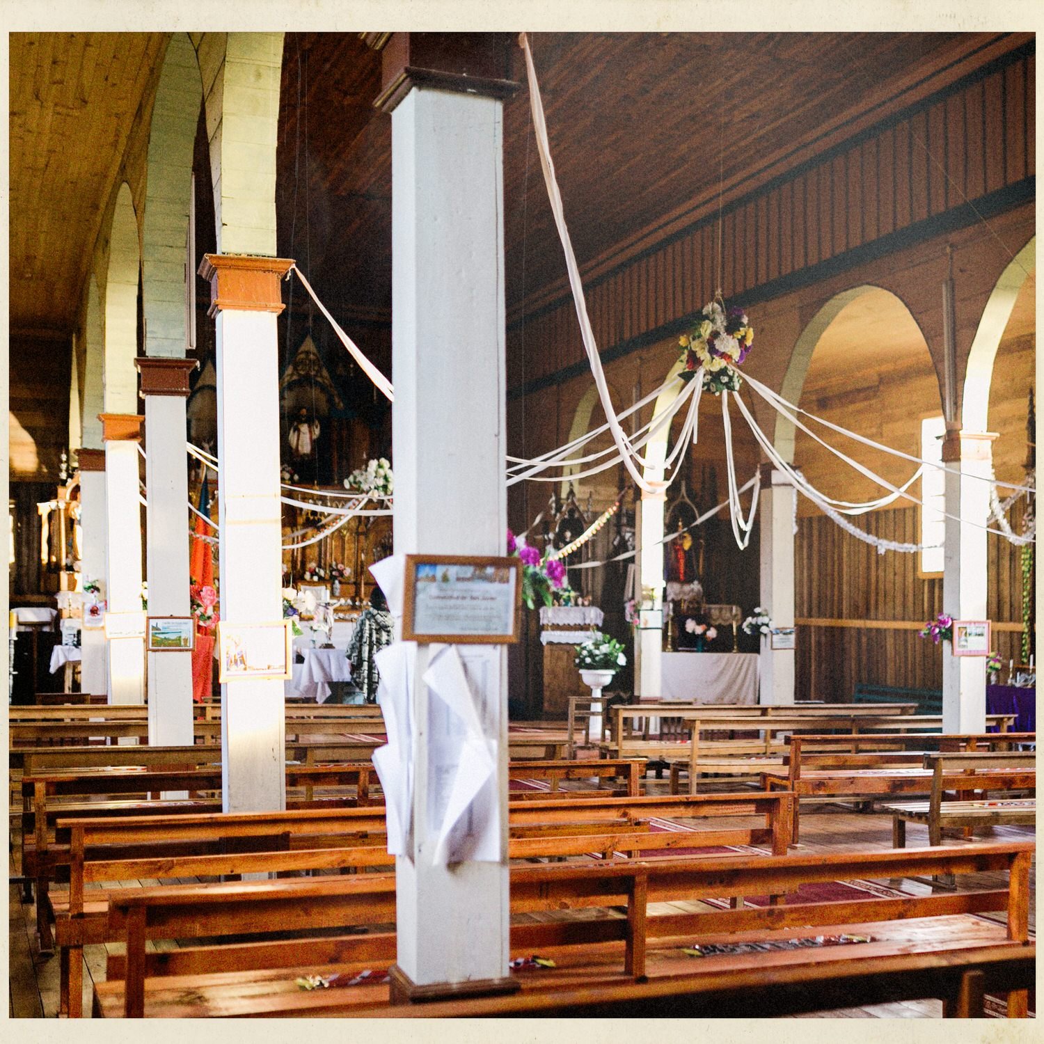 Columnas blancas y bancas de madera en la iglesia de San Javier