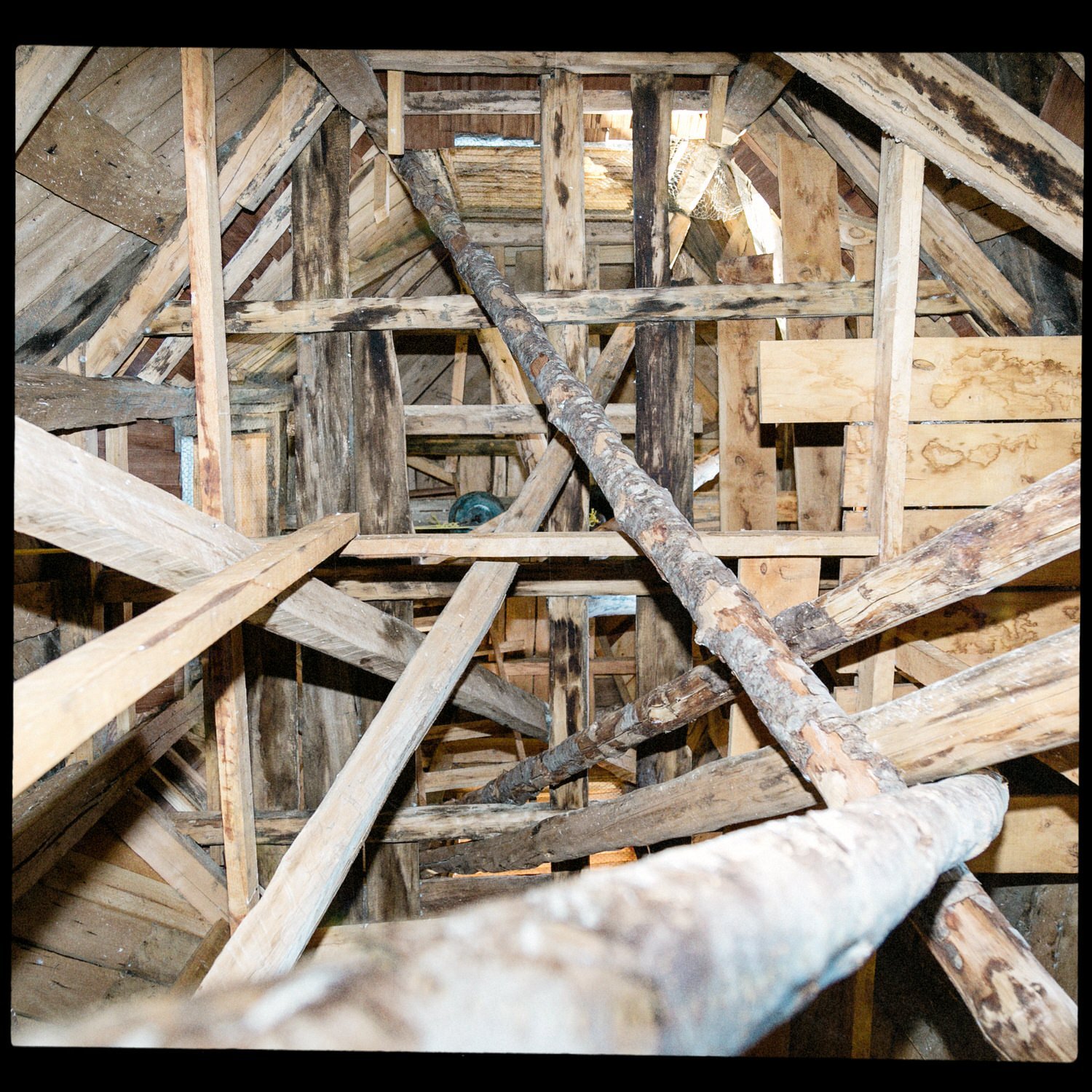 Vigas y tijerales de madera del interior de la torre de la iglesia de San Javier