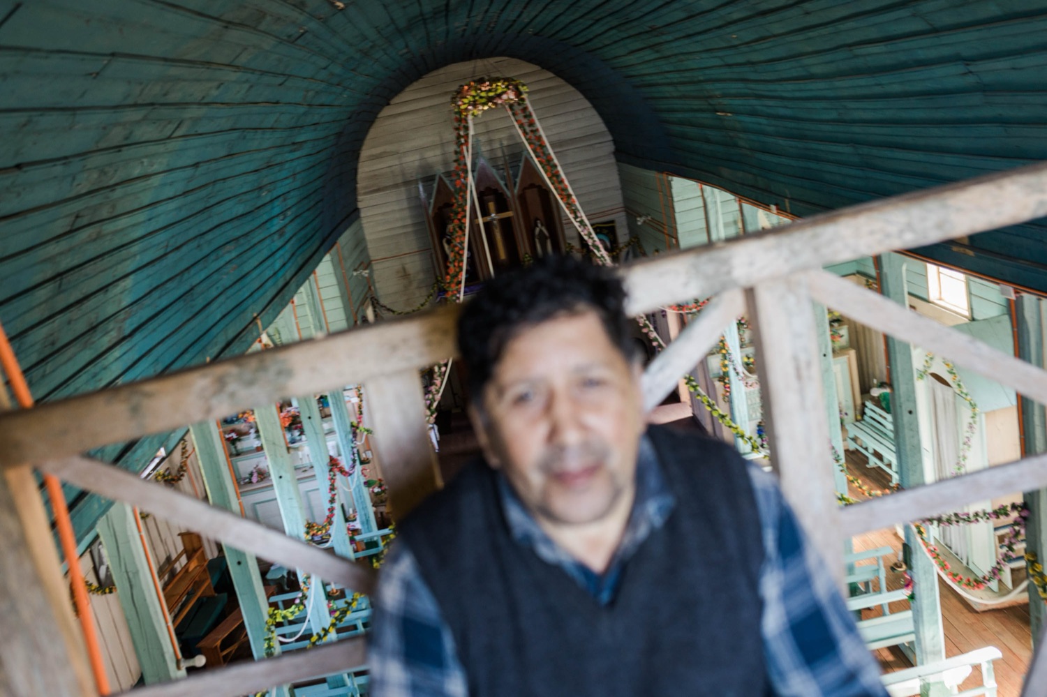 Don Ramiro en el coro de la iglesia de Teupa, con la nave detrás