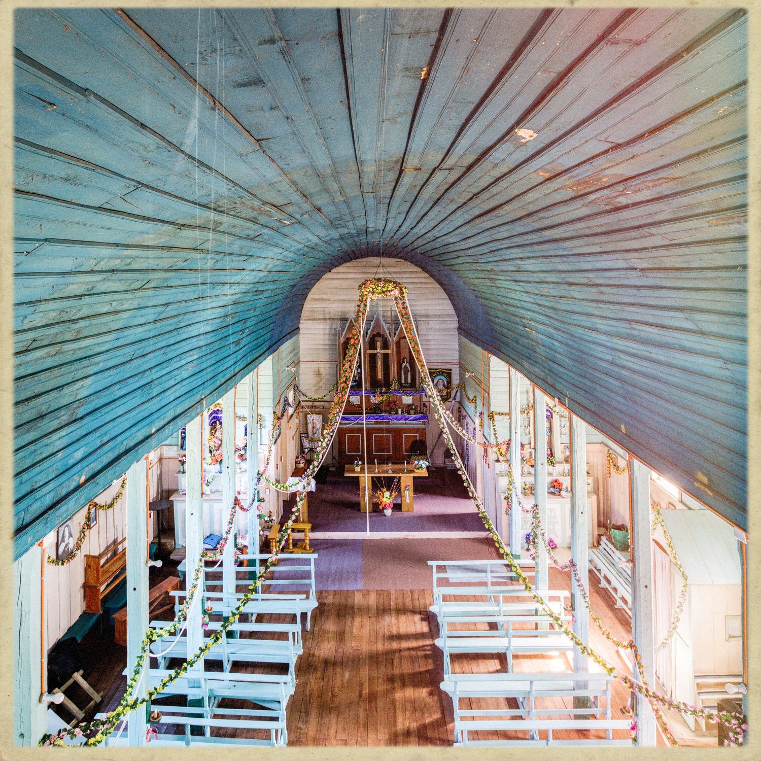 Nave de la iglesia de Teupa con bóveda celeste y guirnaldas