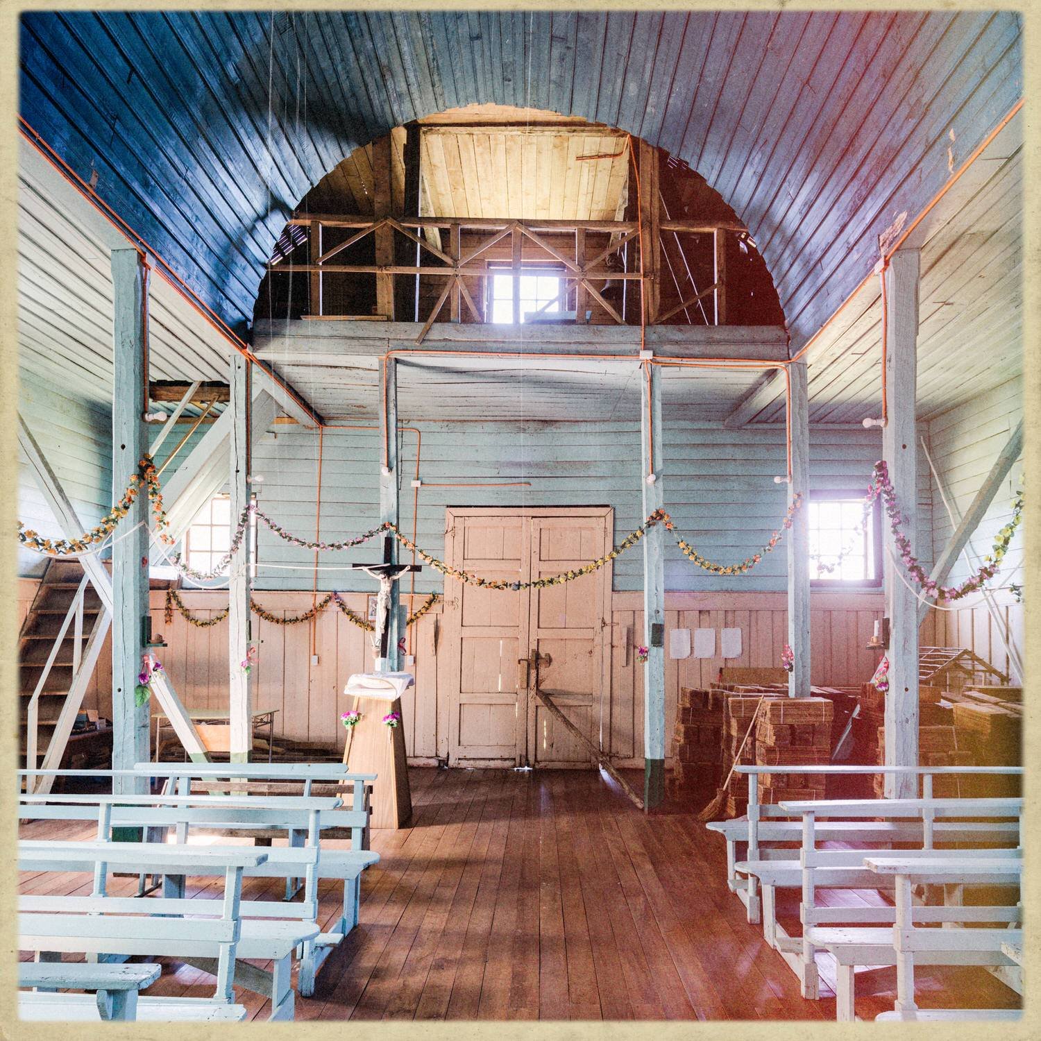 Interior de la iglesia de Teupa hacia la entrada, con el coro