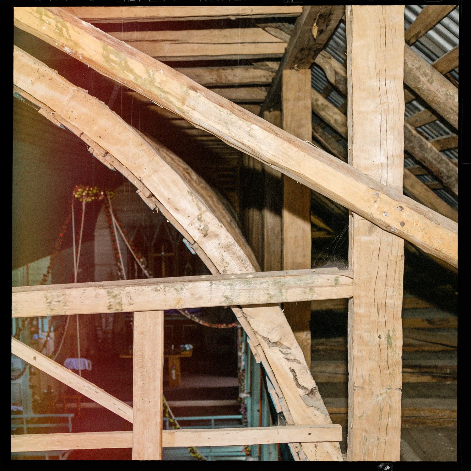 Estructura de madera del interior de la torre de la iglesia de Teupa