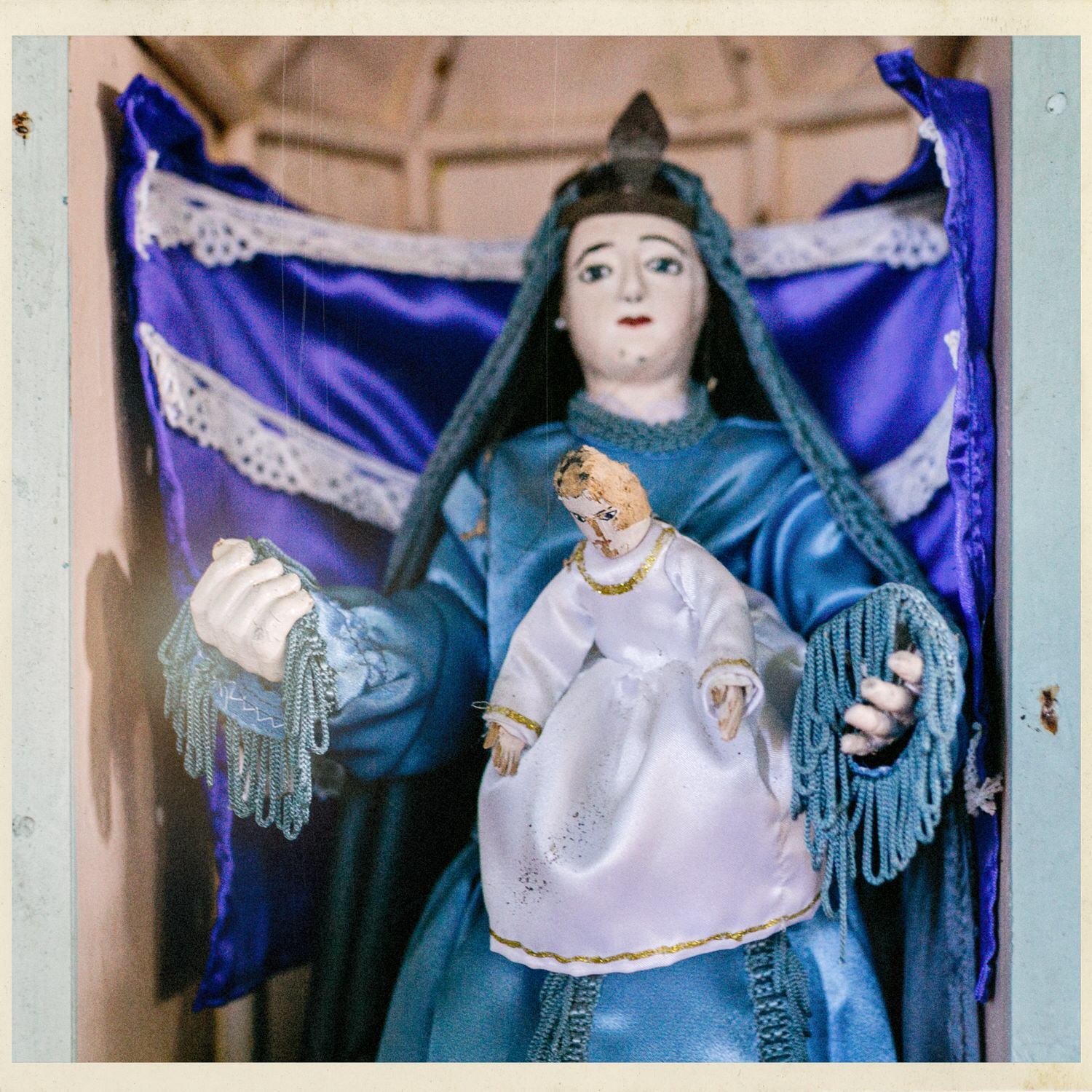 Imagen de la Virgen con manto azul y el Niño en brazos, en la iglesia de Teupa