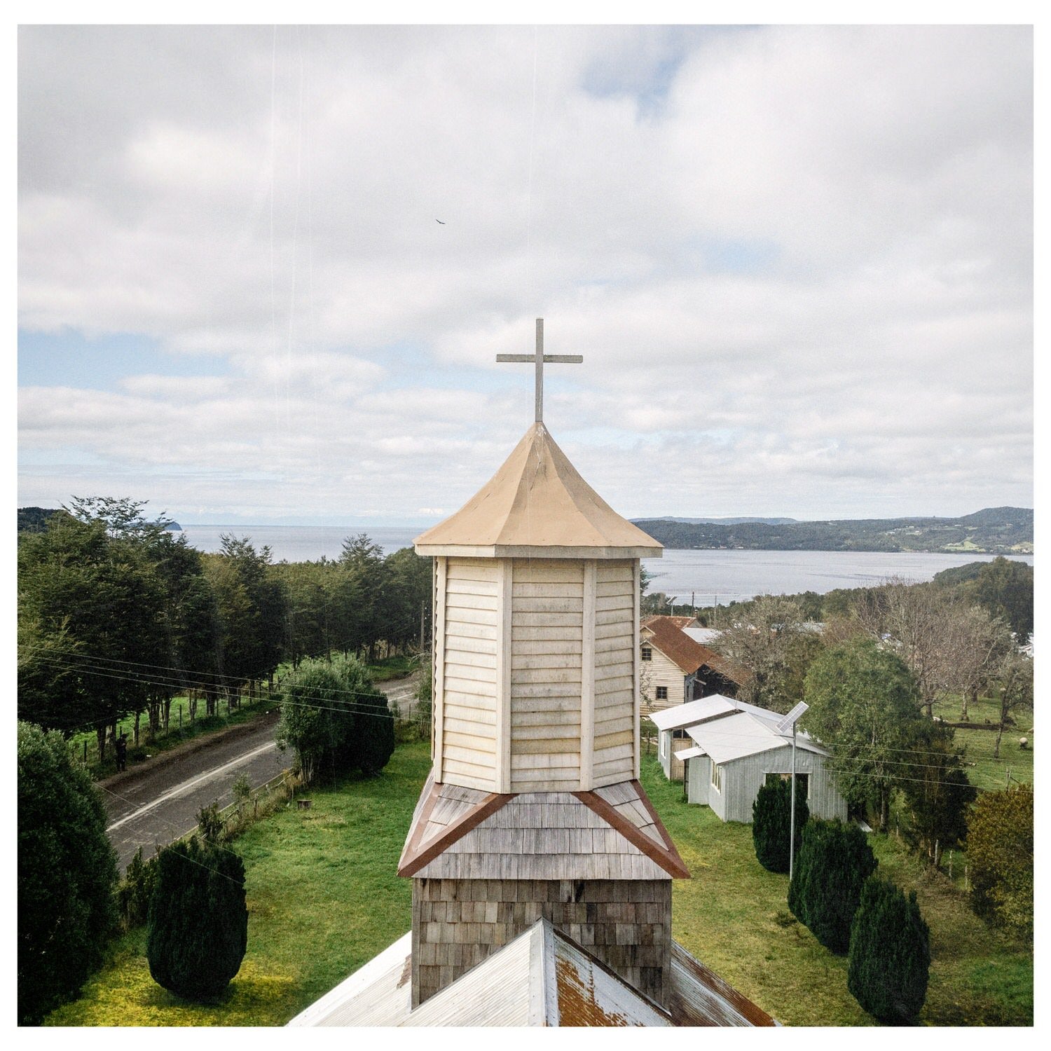 Torre de la iglesia de Teupa vista desde lo alto, con el camino y el mar
